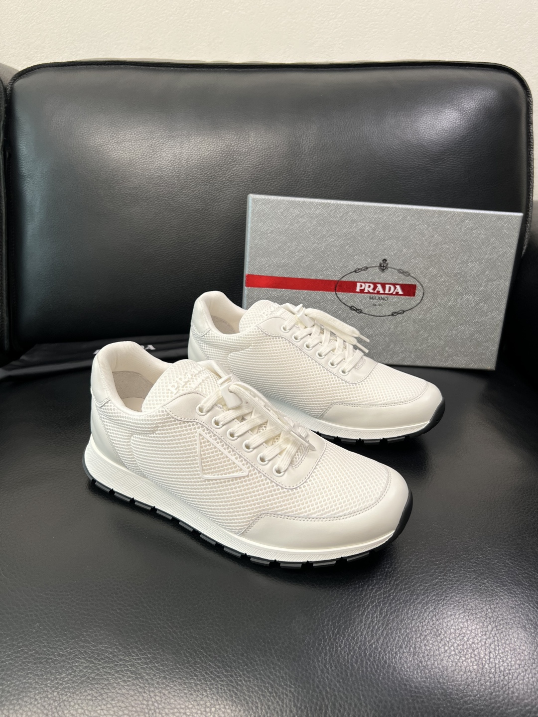 PRADA 高品质 顶级工艺品 普拉达 专柜同步 原厂配置，意大利进口原版牛皮面料，透气舒适进口水染牛里