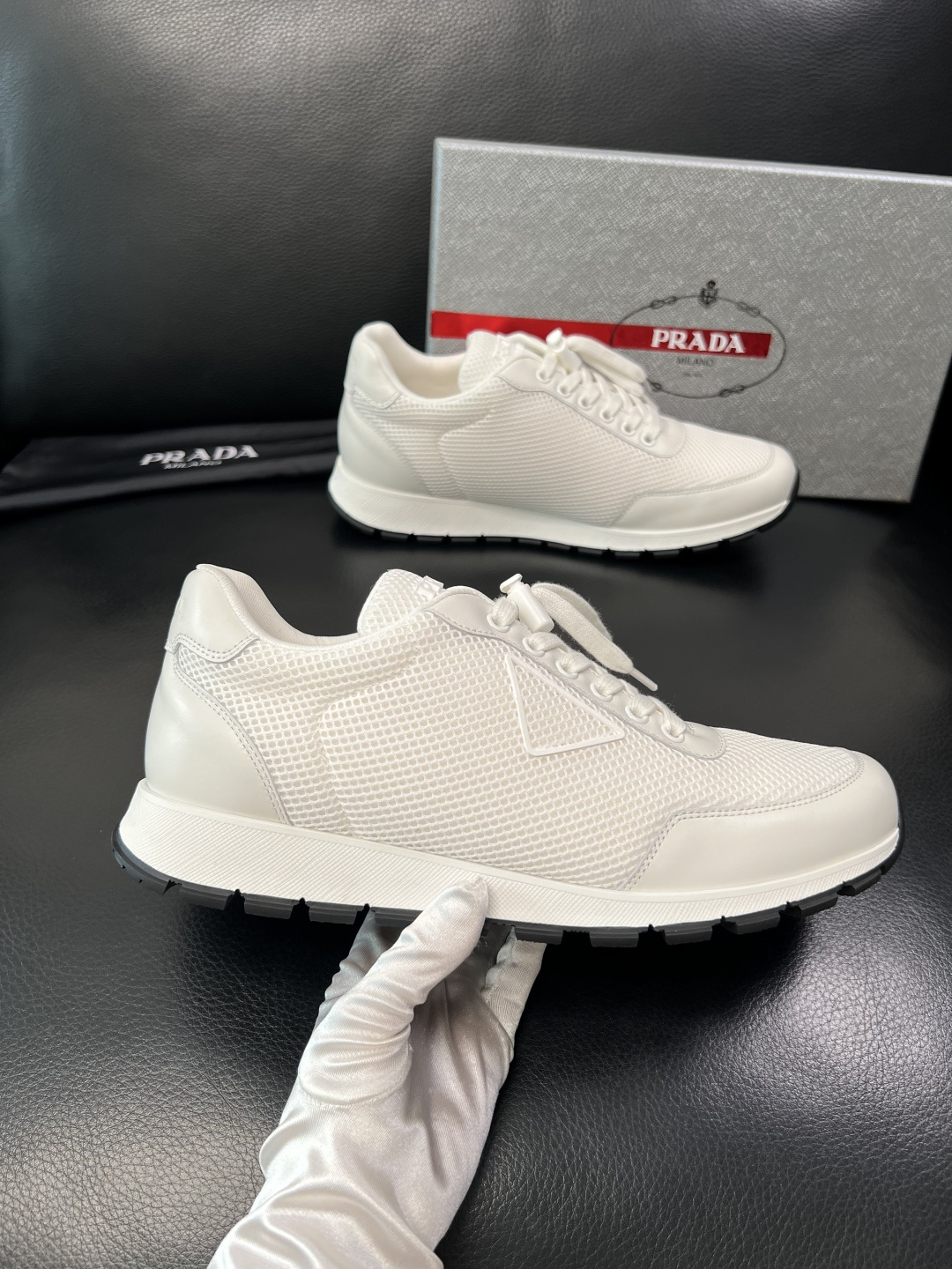 PRADA 高品质 顶级工艺品 普拉达 专柜同步 原厂配置，意大利进口原版牛皮面料，透气舒适进口水染牛里