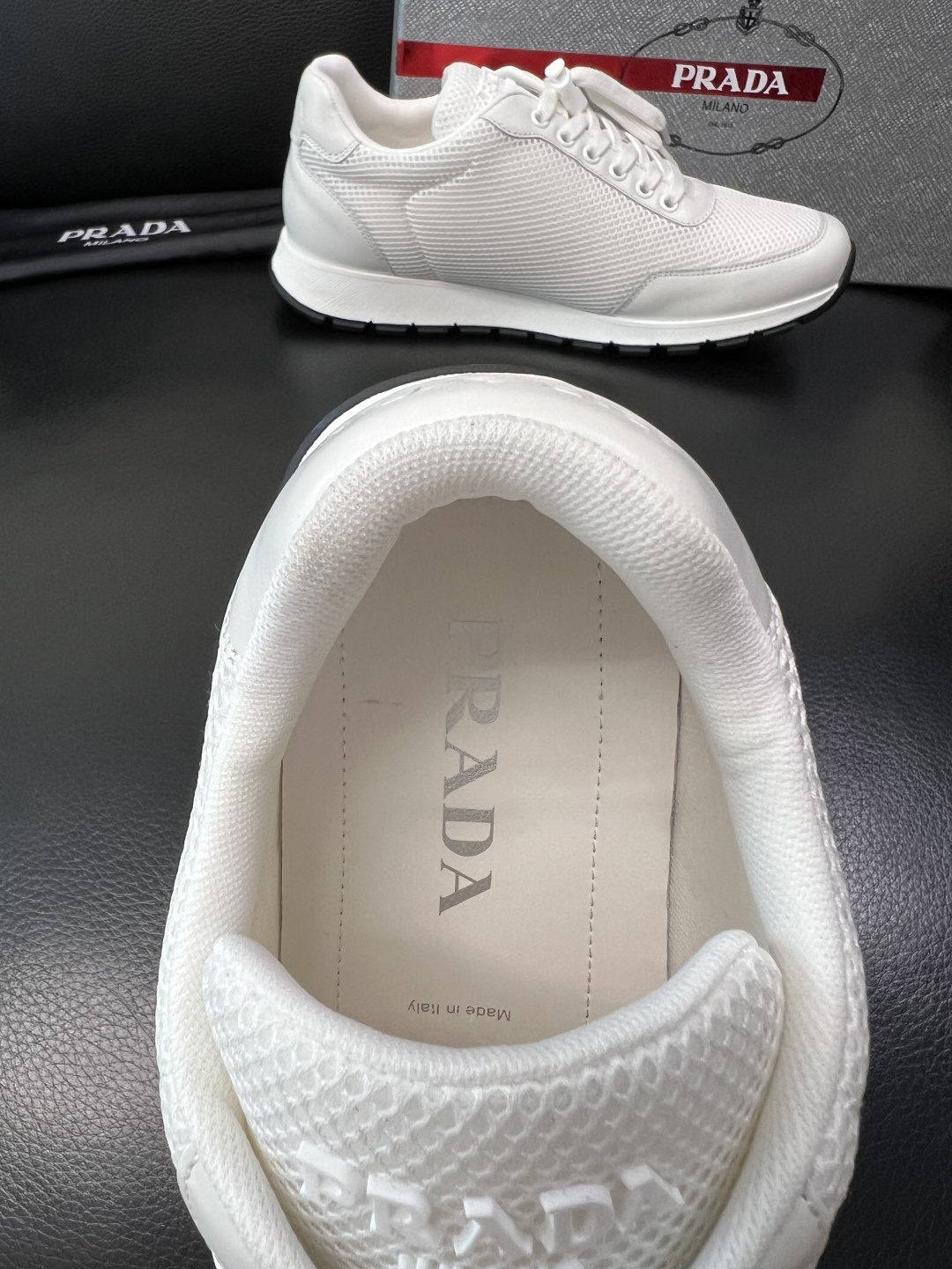 PRADA 高品质 顶级工艺品 普拉达 专柜同步 原厂配置，意大利进口原版牛皮面料，透气舒适进口水染牛里