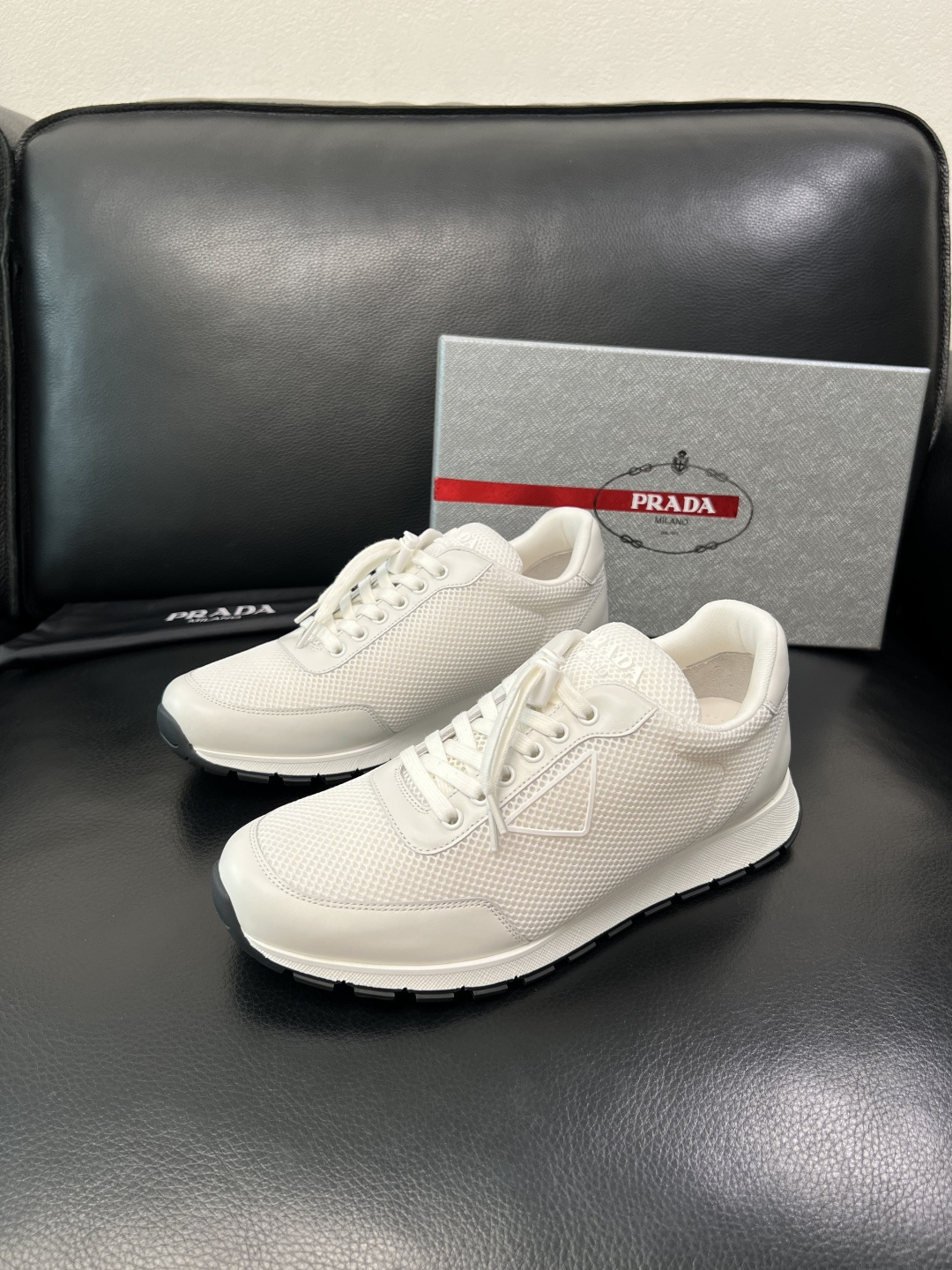 PRADA 高品质 顶级工艺品 普拉达 专柜同步 原厂配置，意大利进口原版牛皮面料，透气舒适进口水染牛里