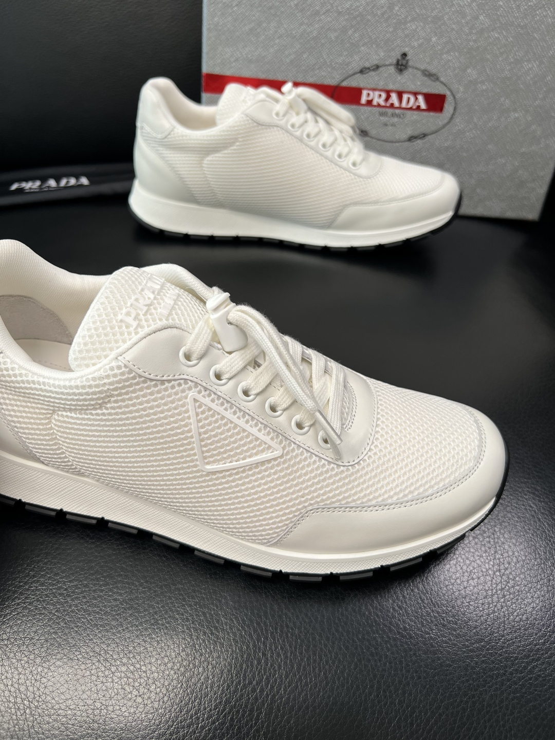 PRADA 高品质 顶级工艺品 普拉达 专柜同步 原厂配置，意大利进口原版牛皮面料，透气舒适进口水染牛里