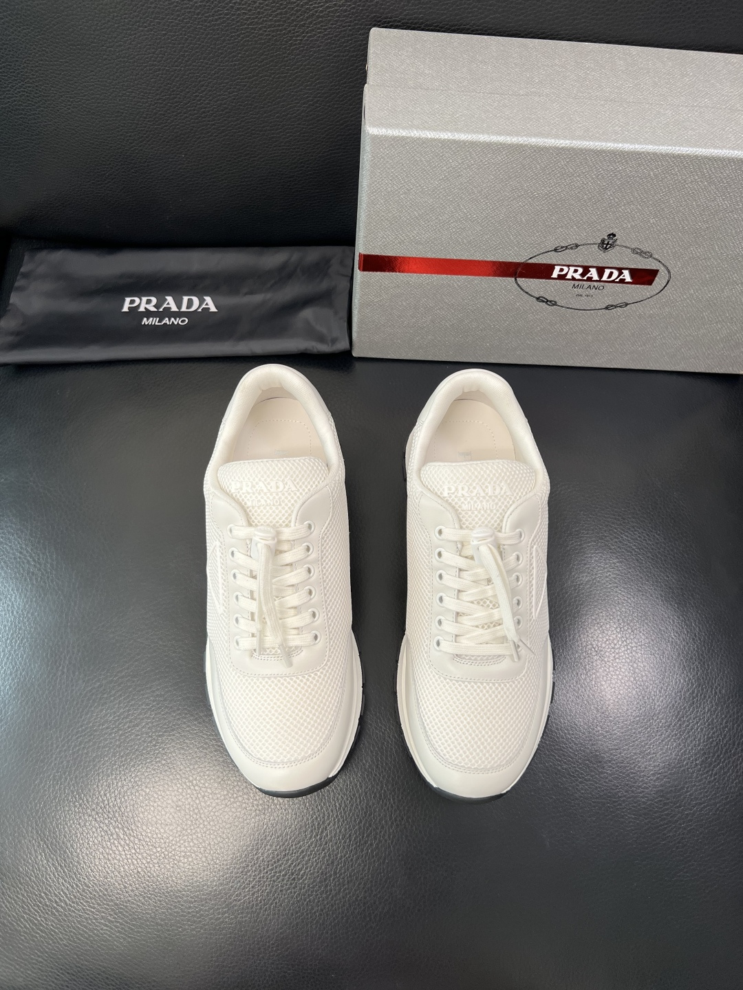PRADA 高品质 顶级工艺品 普拉达 专柜同步 原厂配置，意大利进口原版牛皮面料，透气舒适进口水染牛里