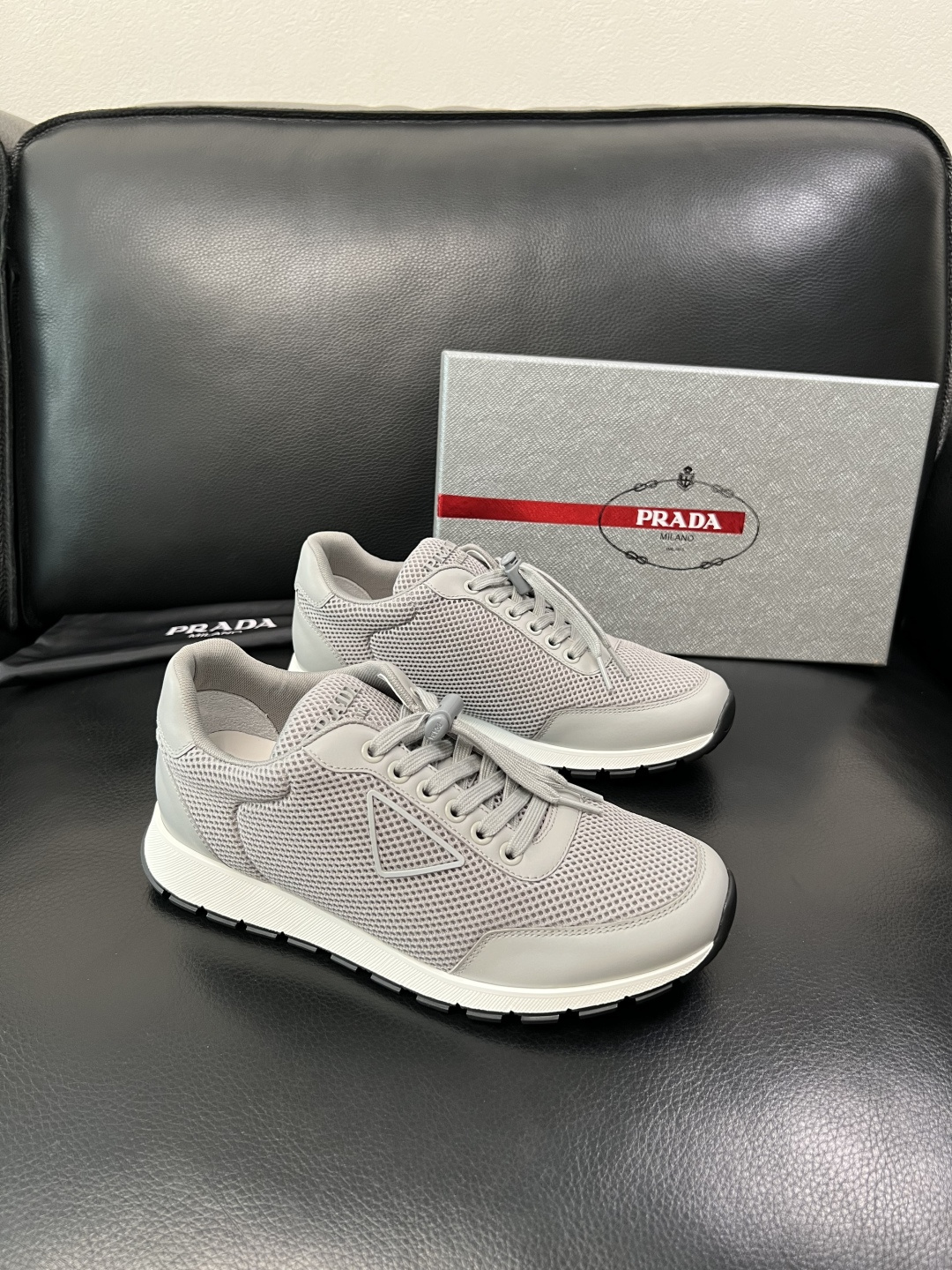 NO:781171,PRADA High-quality top crafts Prada counters synchronized with original factory configuration, original cowhide fabric imported from Italy, breathable and comfortable imported water-dyed cowhide lining, soles specially provided by the original factory and super comfortable, original factory order code number 39-44 (order 38 45),, prada, prada, cowhide19860909PRADA 高品质 顶级工艺品 普拉达 专柜同步 原厂配置,意大利进口原版牛皮面料,透气舒适进口水染牛里垫,鞋底原厂特供原版底超级舒适,原厂跟单货码数 39-44（订 38 45）,,prada,prada,cowhide,Men's shoes
