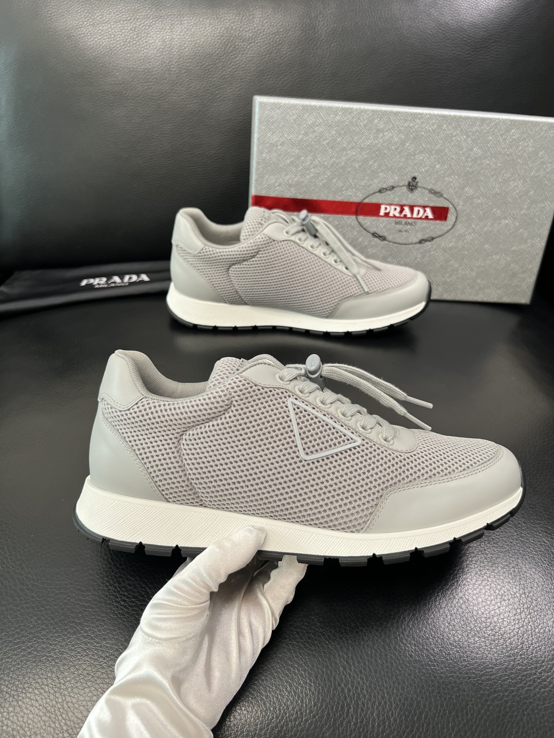 PRADA 高品质 顶级工艺品 普拉达 专柜同步 原厂配置，意大利进口原版牛皮面料，透气舒适进口水染牛里