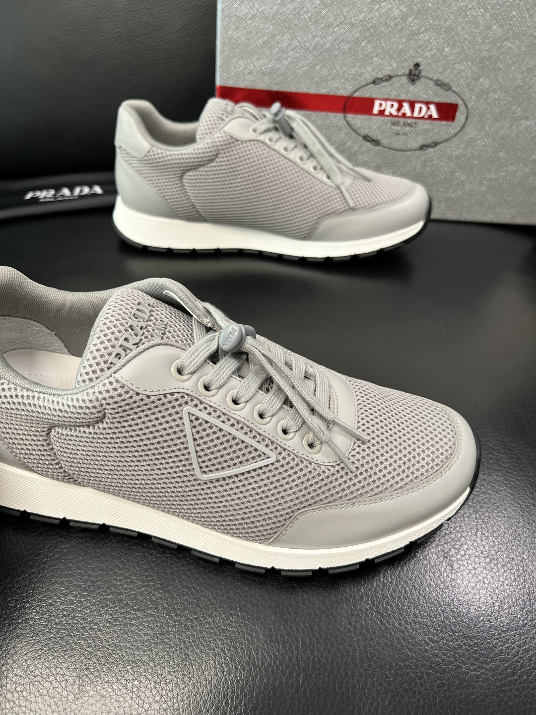 PRADA 高品质 顶级工艺品 普拉达 专柜同步 原厂配置，意大利进口原版牛皮面料，透气舒适进口水染牛里