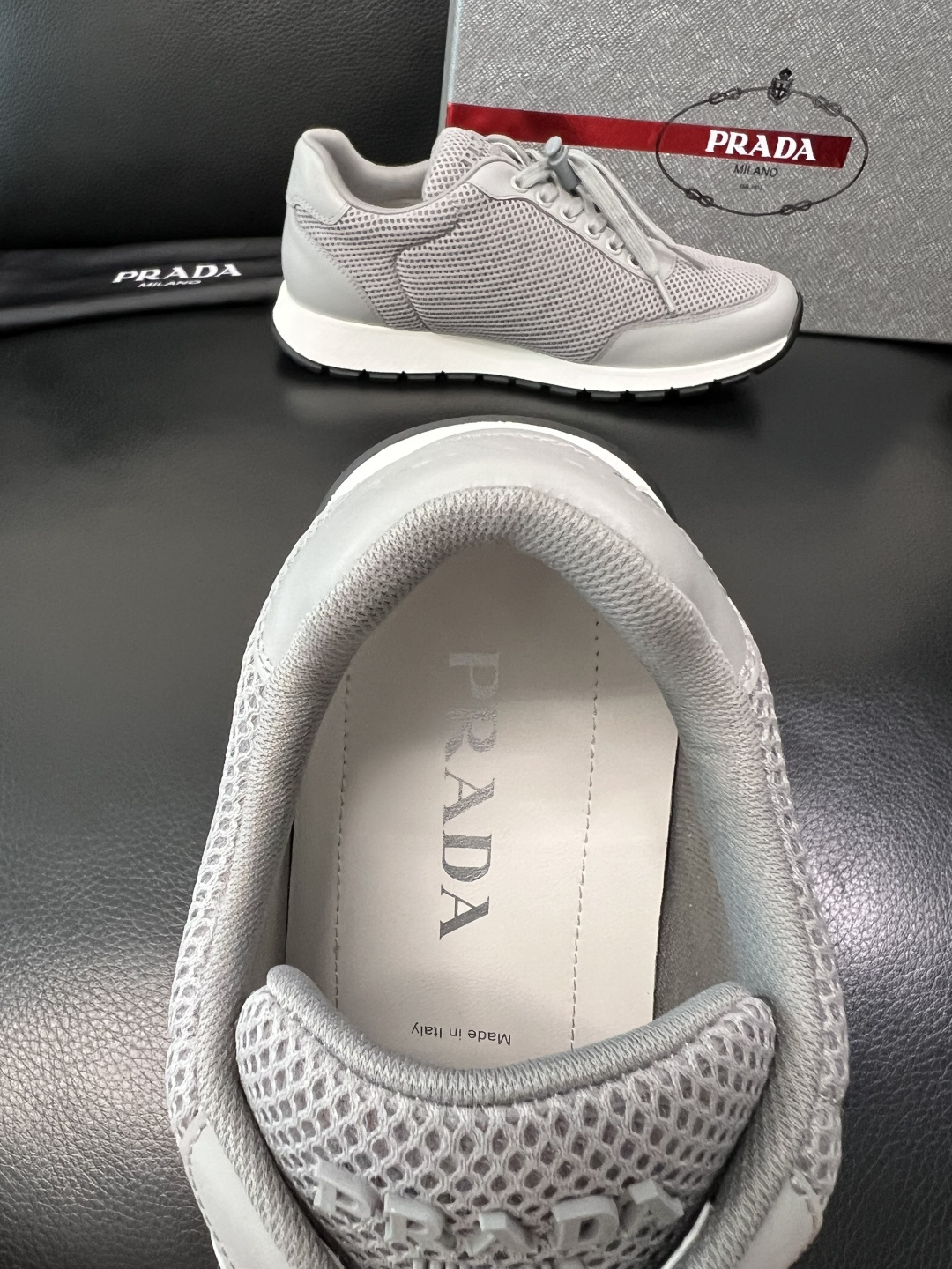 PRADA 高品质 顶级工艺品 普拉达 专柜同步 原厂配置，意大利进口原版牛皮面料，透气舒适进口水染牛里
