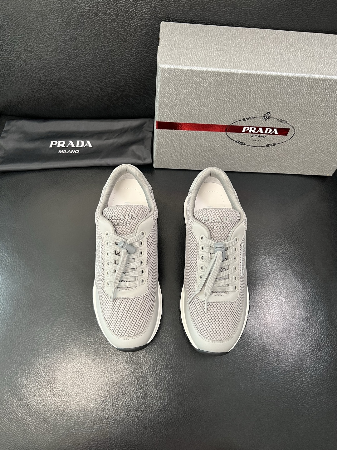 PRADA 高品质 顶级工艺品 普拉达 专柜同步 原厂配置，意大利进口原版牛皮面料，透气舒适进口水染牛里