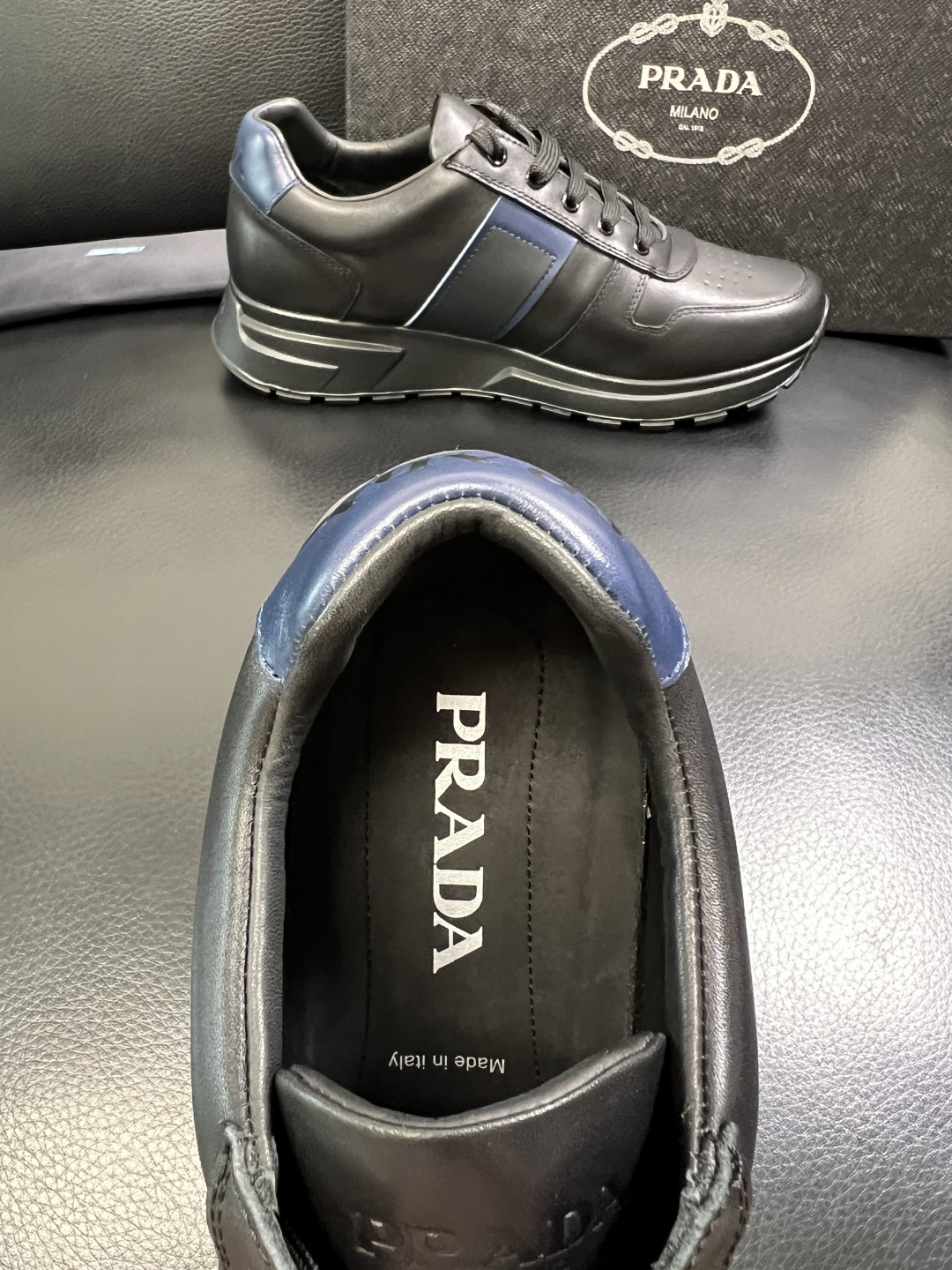 PRADA 高品质 顶级工艺品 普拉达 专柜同步 原厂配置，意大利进口原版牛皮面料，透气舒适进口水染牛里