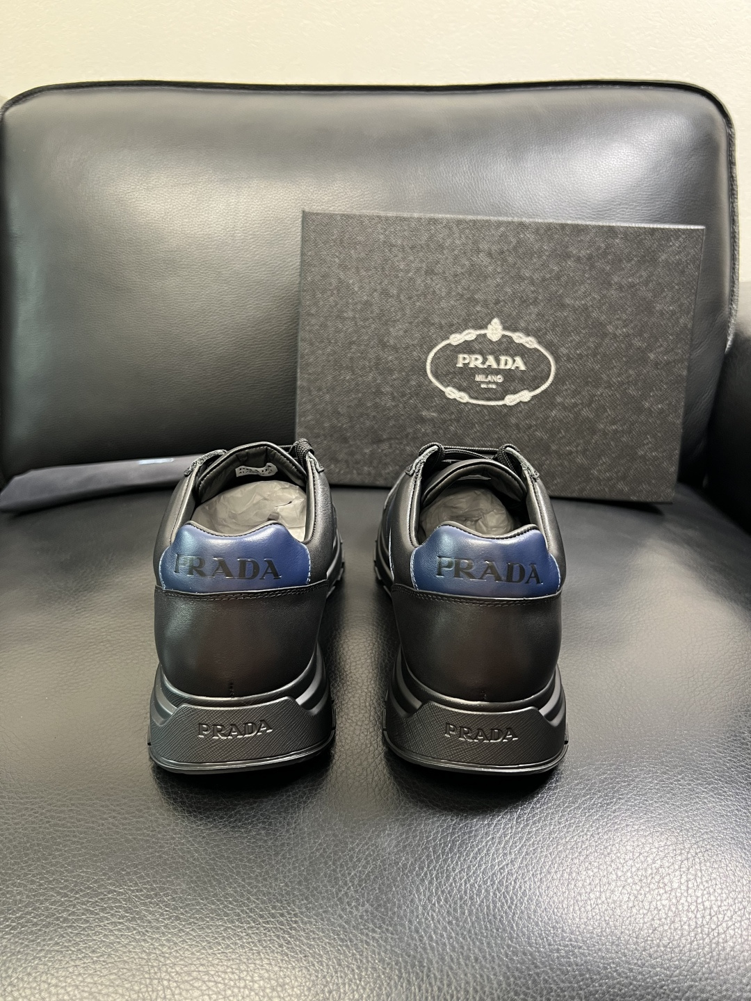 PRADA 高品质 顶级工艺品 普拉达 专柜同步 原厂配置，意大利进口原版牛皮面料，透气舒适进口水染牛里