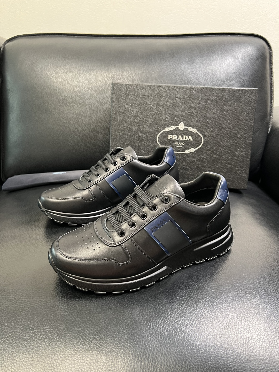 PRADA 高品质 顶级工艺品 普拉达 专柜同步 原厂配置，意大利进口原版牛皮面料，透气舒适进口水染牛里