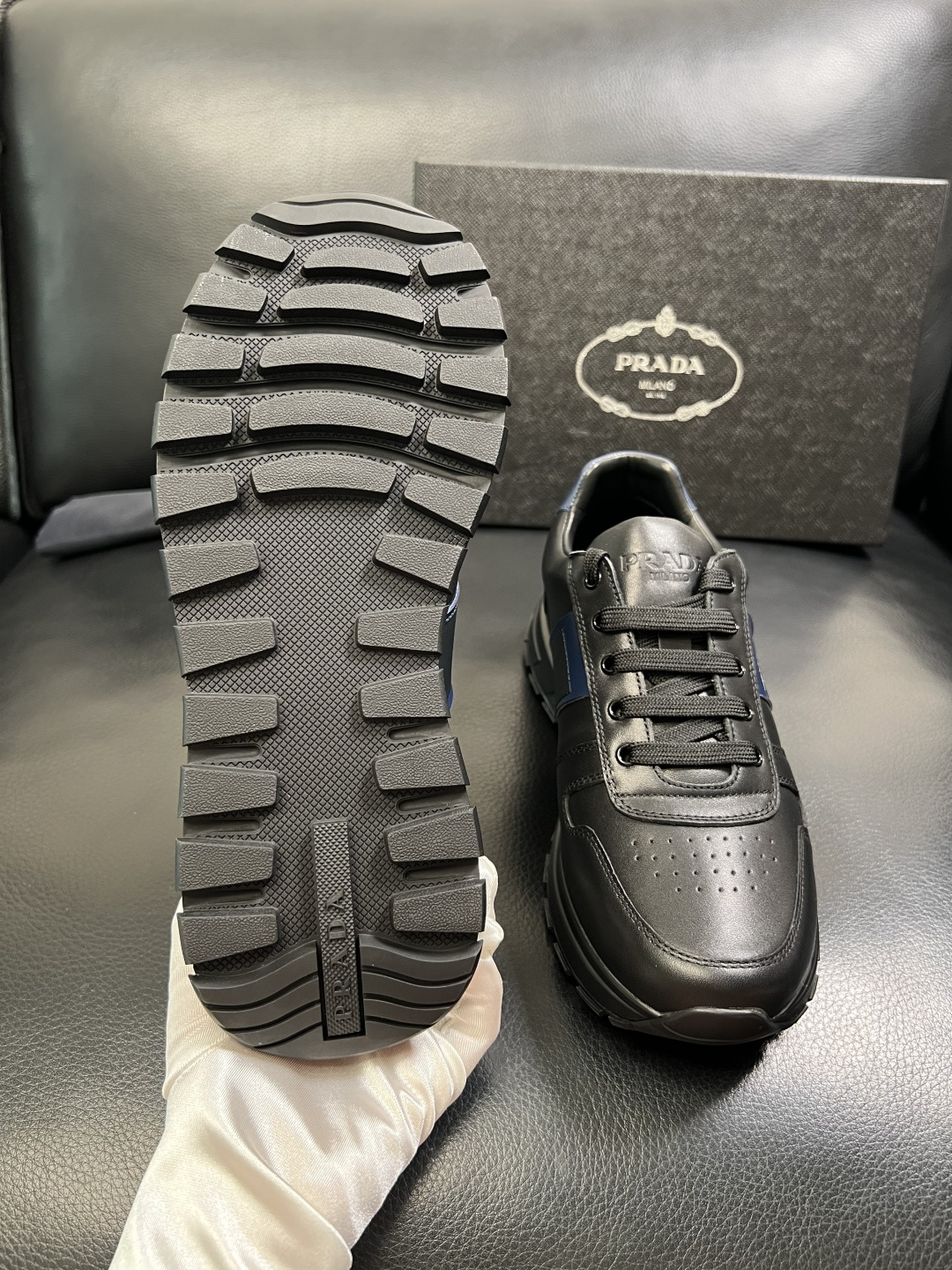PRADA 高品质 顶级工艺品 普拉达 专柜同步 原厂配置，意大利进口原版牛皮面料，透气舒适进口水染牛里