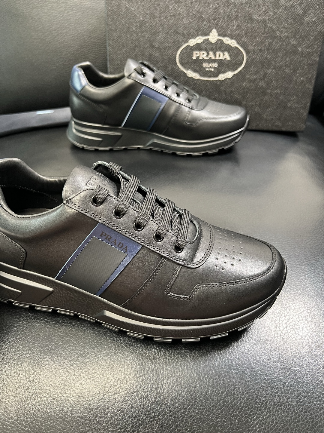 PRADA 高品质 顶级工艺品 普拉达 专柜同步 原厂配置，意大利进口原版牛皮面料，透气舒适进口水染牛里