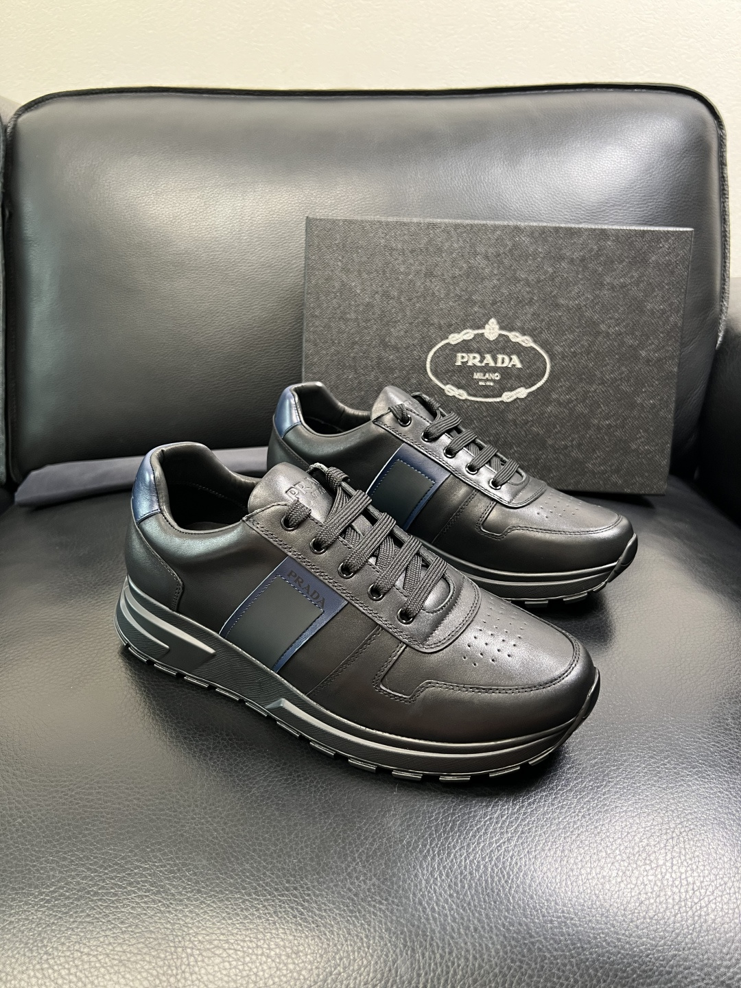 PRADA 高品质 顶级工艺品 普拉达 专柜同步 原厂配置，意大利进口原版牛皮面料，透气舒适进口水染牛里