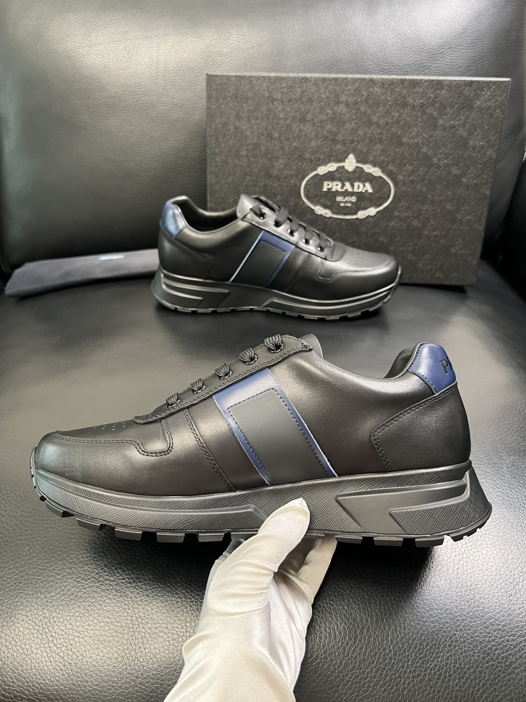 PRADA 高品质 顶级工艺品 普拉达 专柜同步 原厂配置，意大利进口原版牛皮面料，透气舒适进口水染牛里