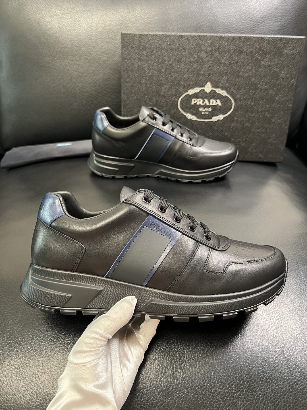 PRADA 高品质 顶级工艺品 普拉达 专柜同步 原厂配置，意大利进口原版牛皮面料，透气舒适进口水染牛里