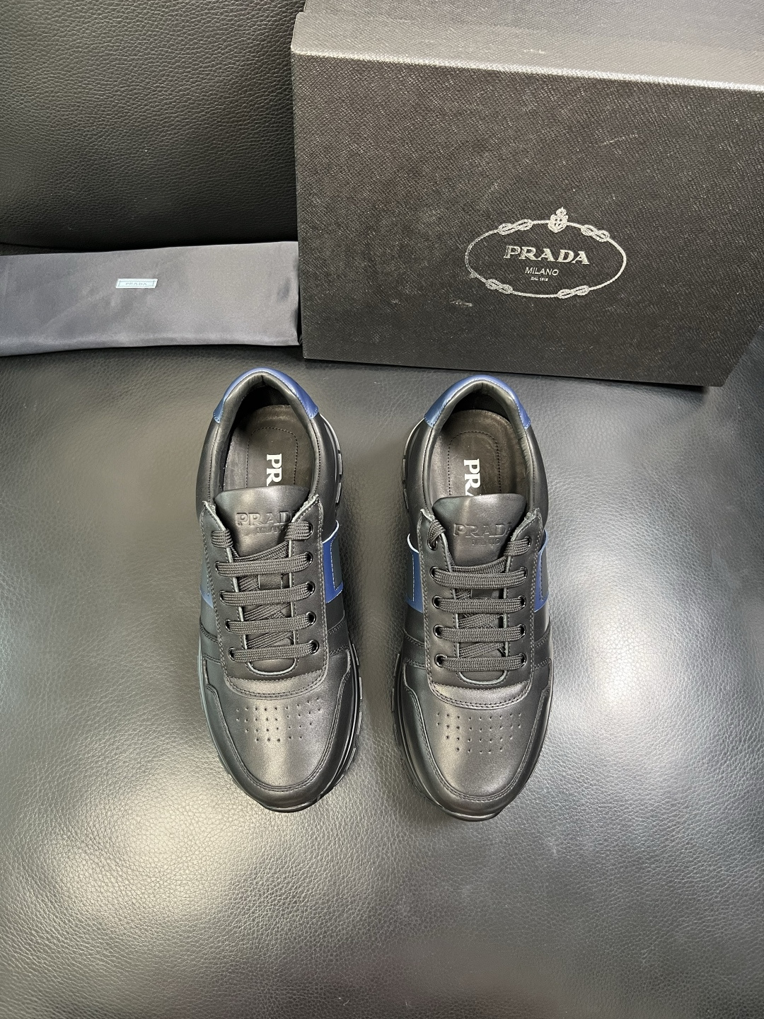 PRADA 高品质 顶级工艺品 普拉达 专柜同步 原厂配置，意大利进口原版牛皮面料，透气舒适进口水染牛里