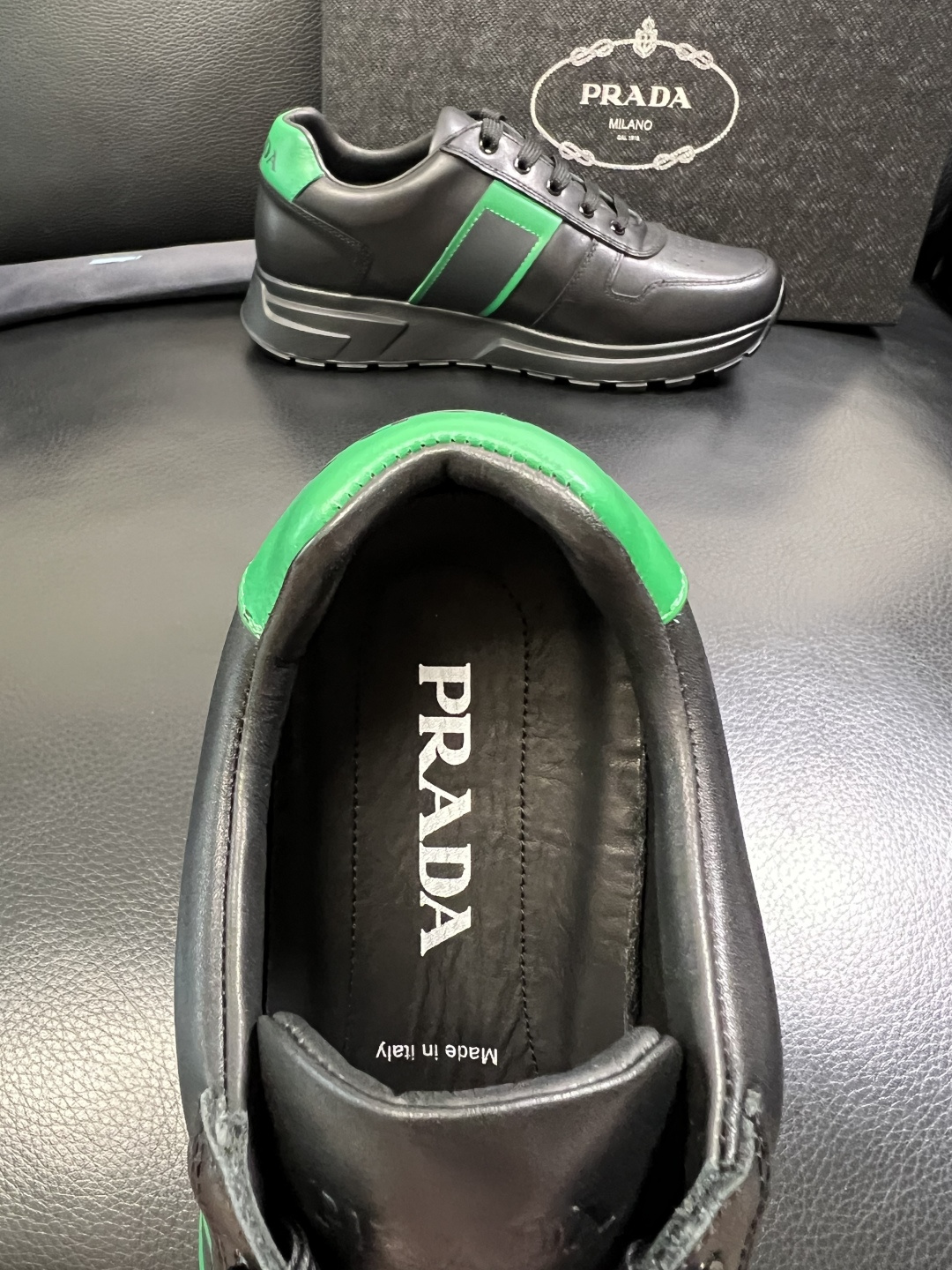 PRADA 高品质 顶级工艺品 普拉达 专柜同步 原厂配置，意大利进口原版牛皮面料，透气舒适进口水染牛里