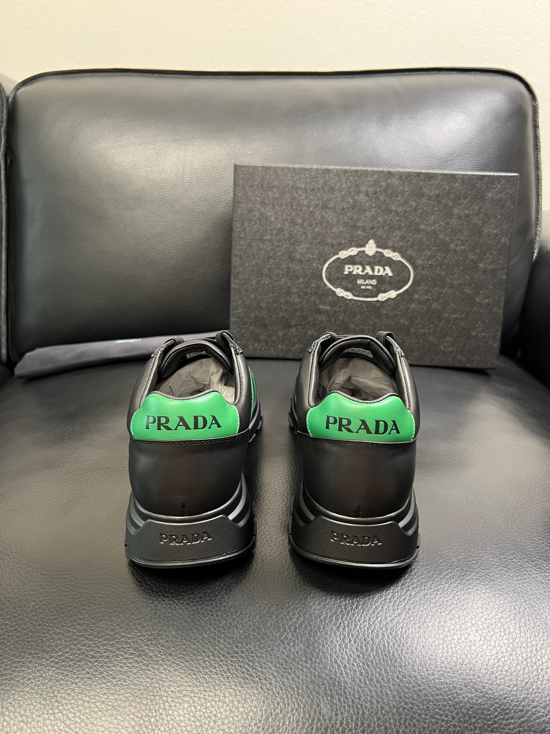 PRADA 高品质 顶级工艺品 普拉达 专柜同步 原厂配置，意大利进口原版牛皮面料，透气舒适进口水染牛里