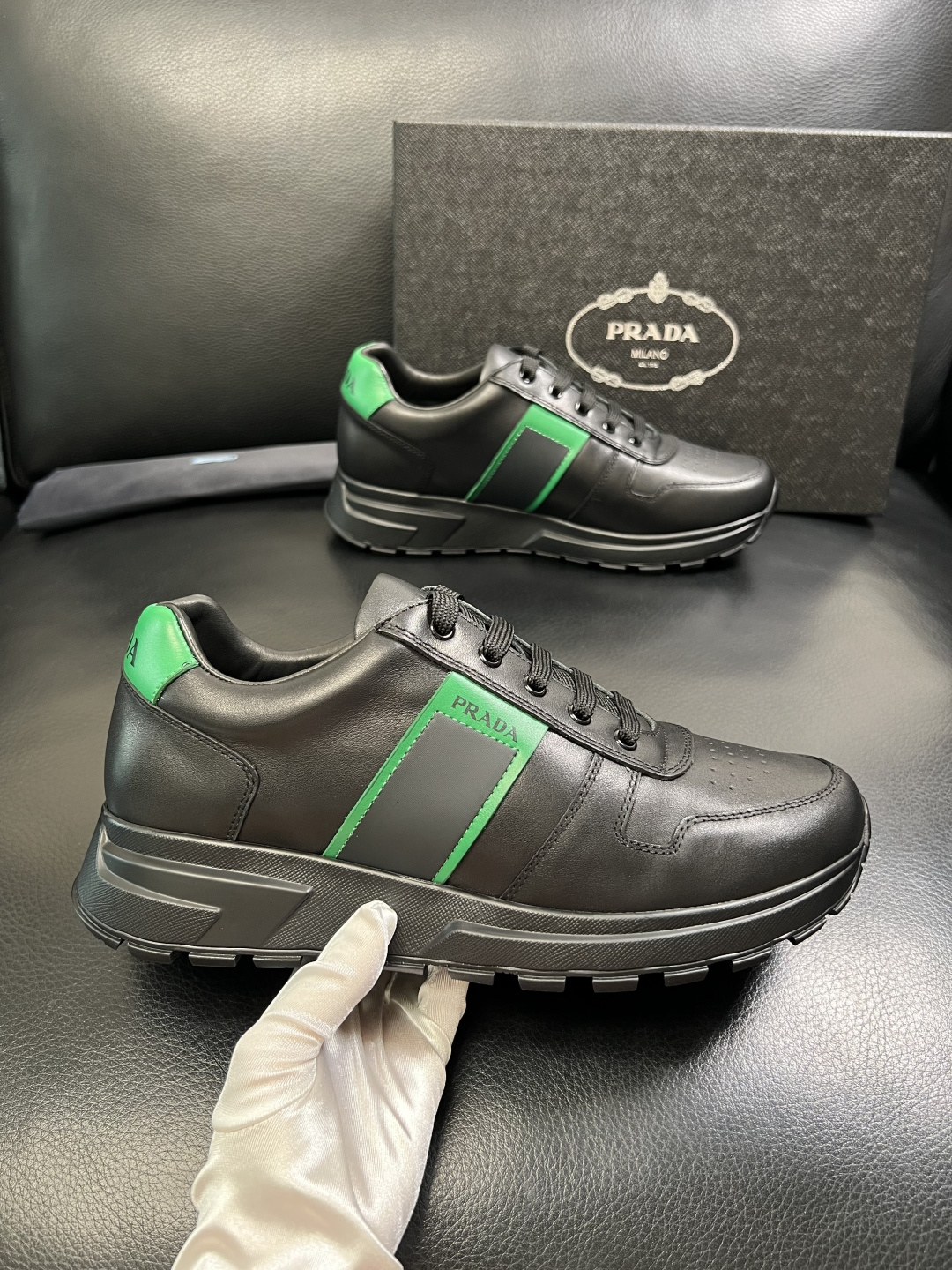 PRADA 高品质 顶级工艺品 普拉达 专柜同步 原厂配置，意大利进口原版牛皮面料，透气舒适进口水染牛里