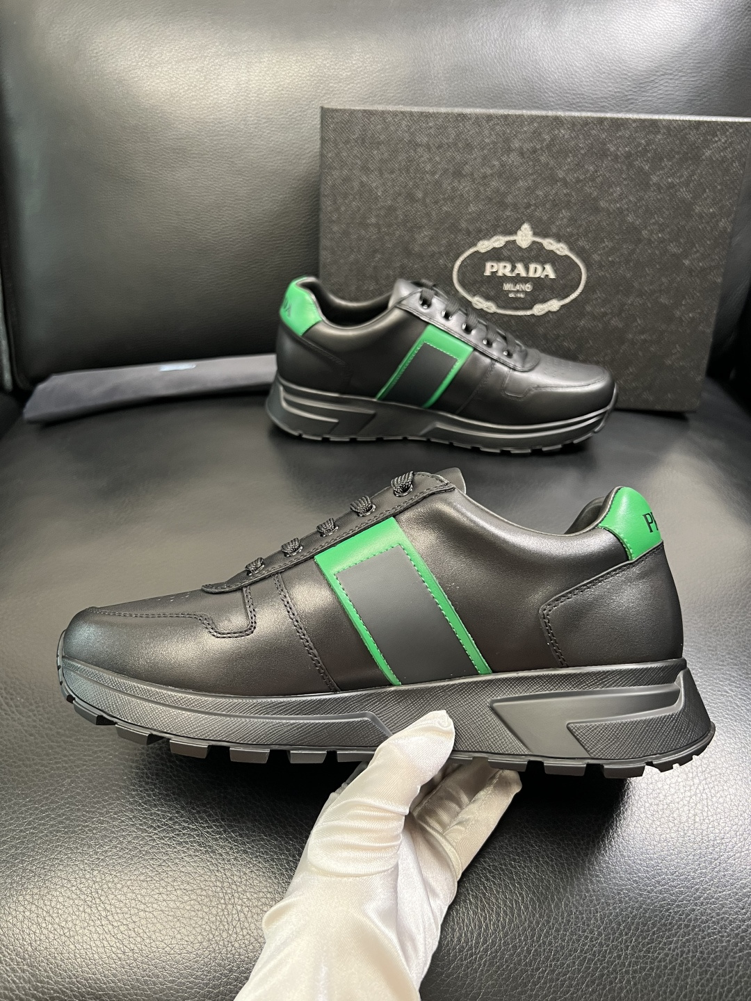 PRADA 高品质 顶级工艺品 普拉达 专柜同步 原厂配置，意大利进口原版牛皮面料，透气舒适进口水染牛里