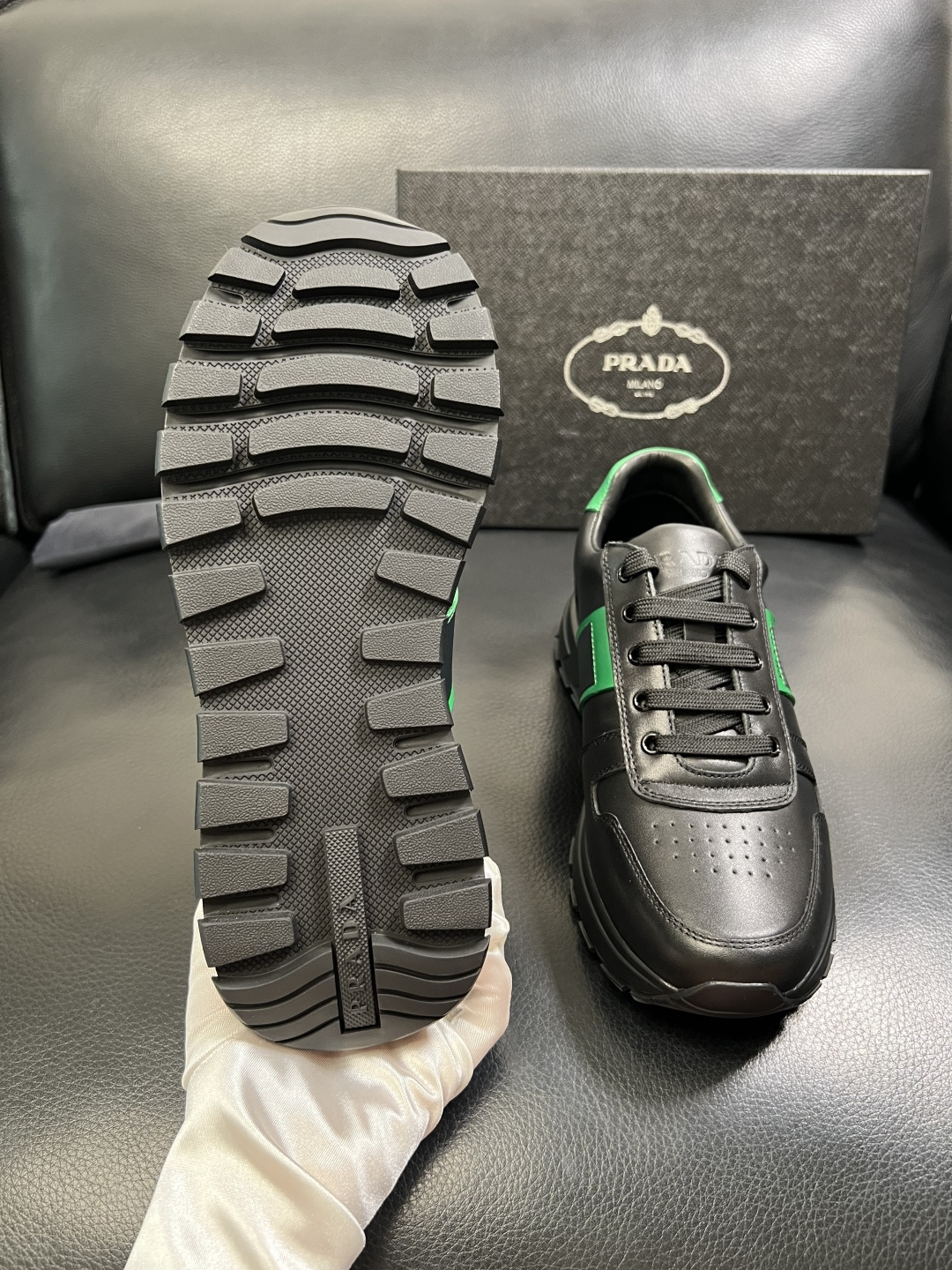 PRADA 高品质 顶级工艺品 普拉达 专柜同步 原厂配置，意大利进口原版牛皮面料，透气舒适进口水染牛里