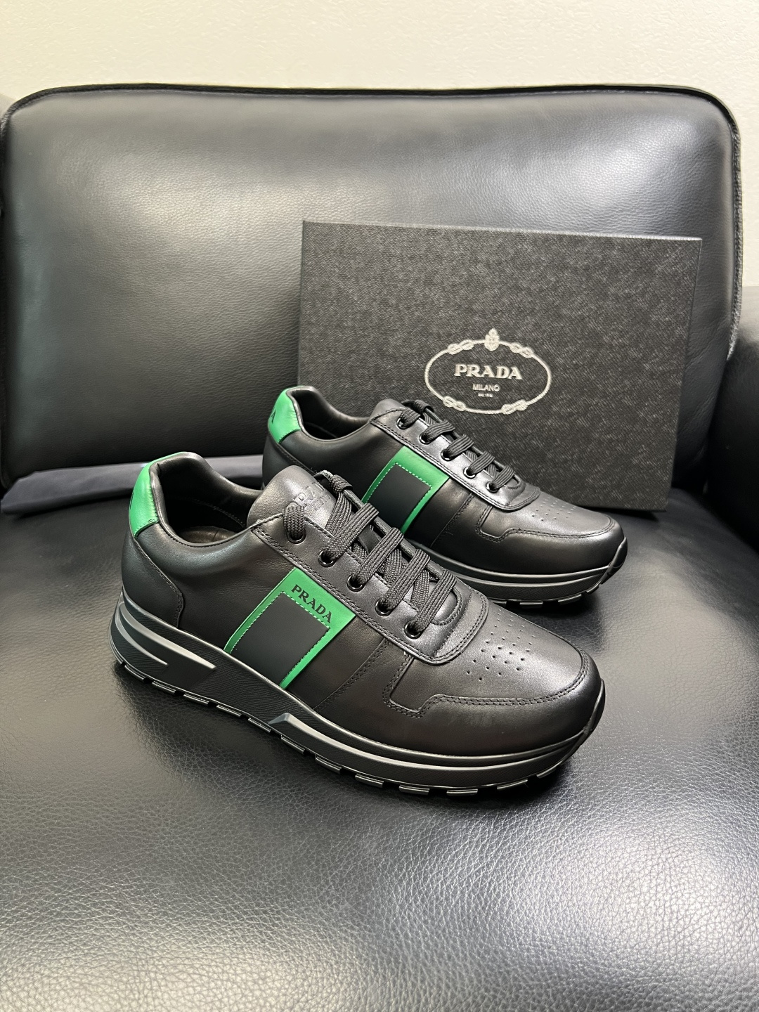 PRADA 高品质 顶级工艺品 普拉达 专柜同步 原厂配置，意大利进口原版牛皮面料，透气舒适进口水染牛里