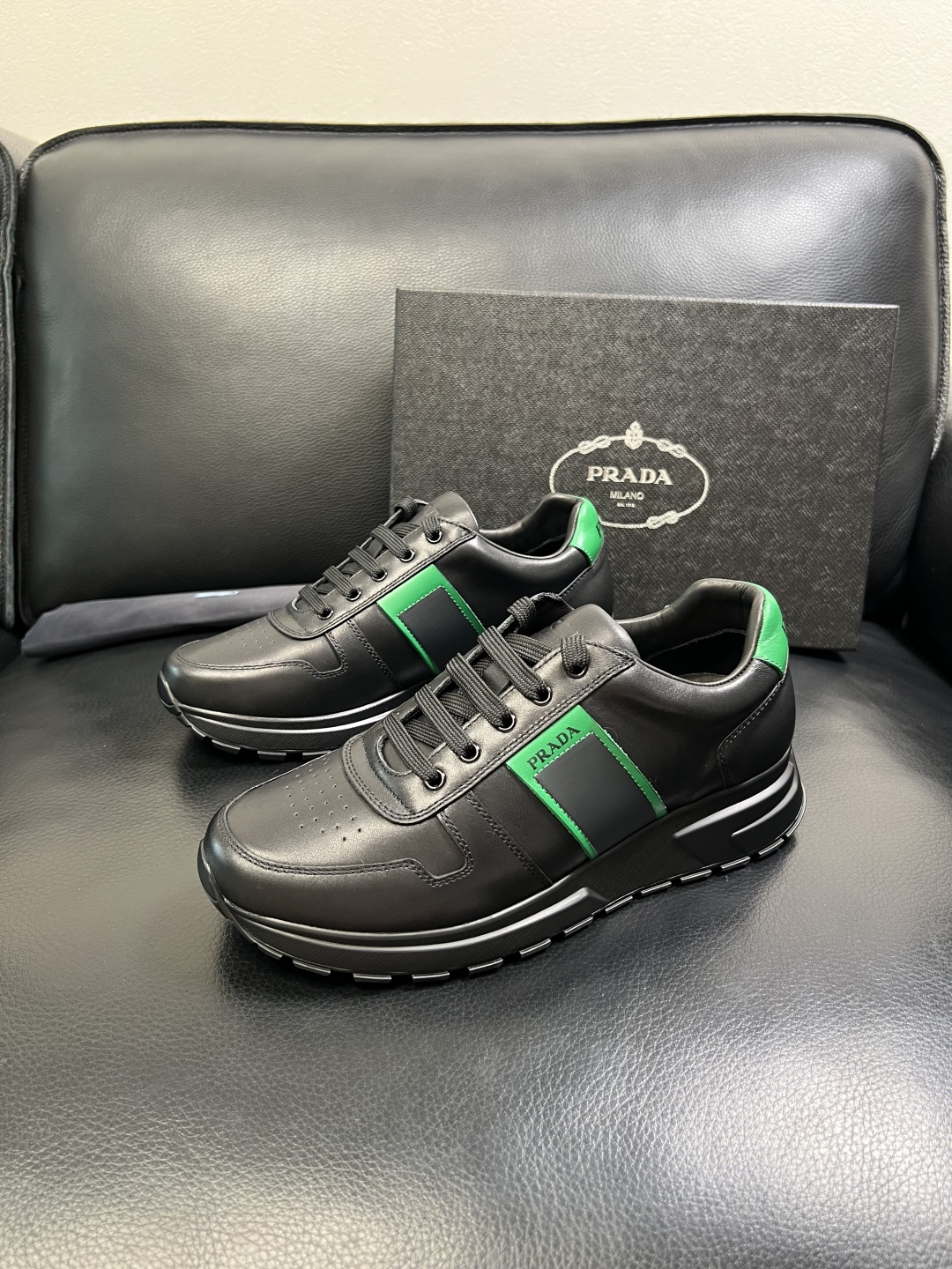 PRADA 高品质 顶级工艺品 普拉达 专柜同步 原厂配置，意大利进口原版牛皮面料，透气舒适进口水染牛里