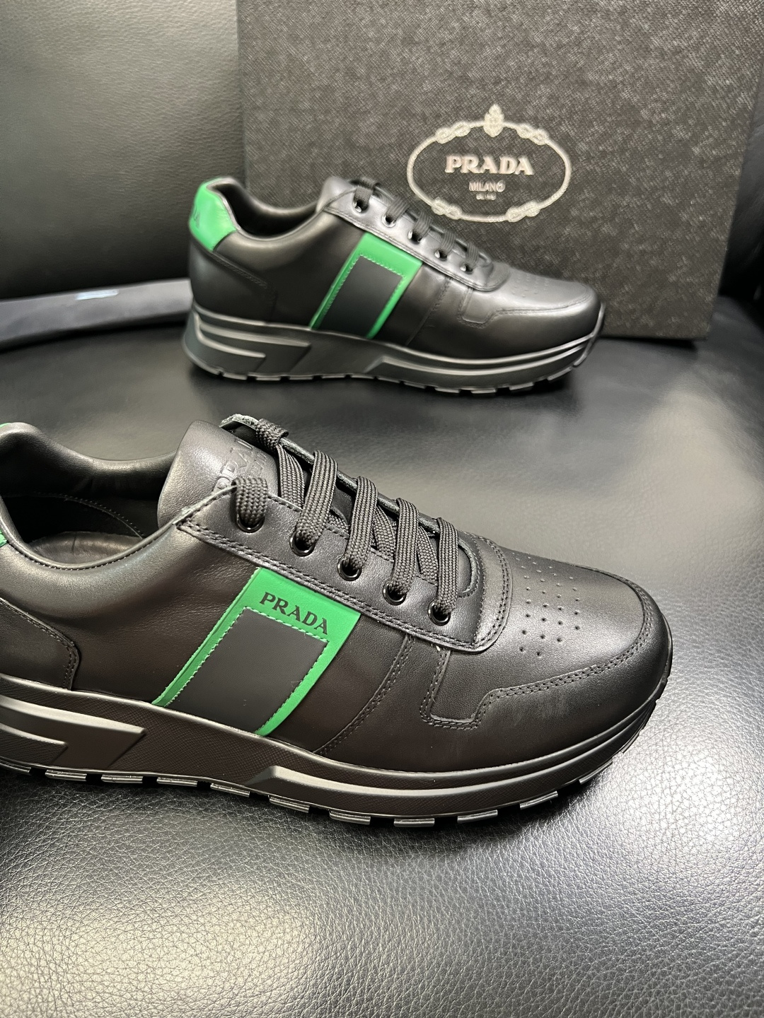 PRADA 高品质 顶级工艺品 普拉达 专柜同步 原厂配置，意大利进口原版牛皮面料，透气舒适进口水染牛里