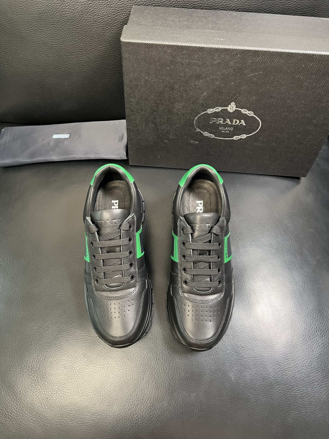 PRADA 高品质 顶级工艺品 普拉达 专柜同步 原厂配置，意大利进口原版牛皮面料，透气舒适进口水染牛里