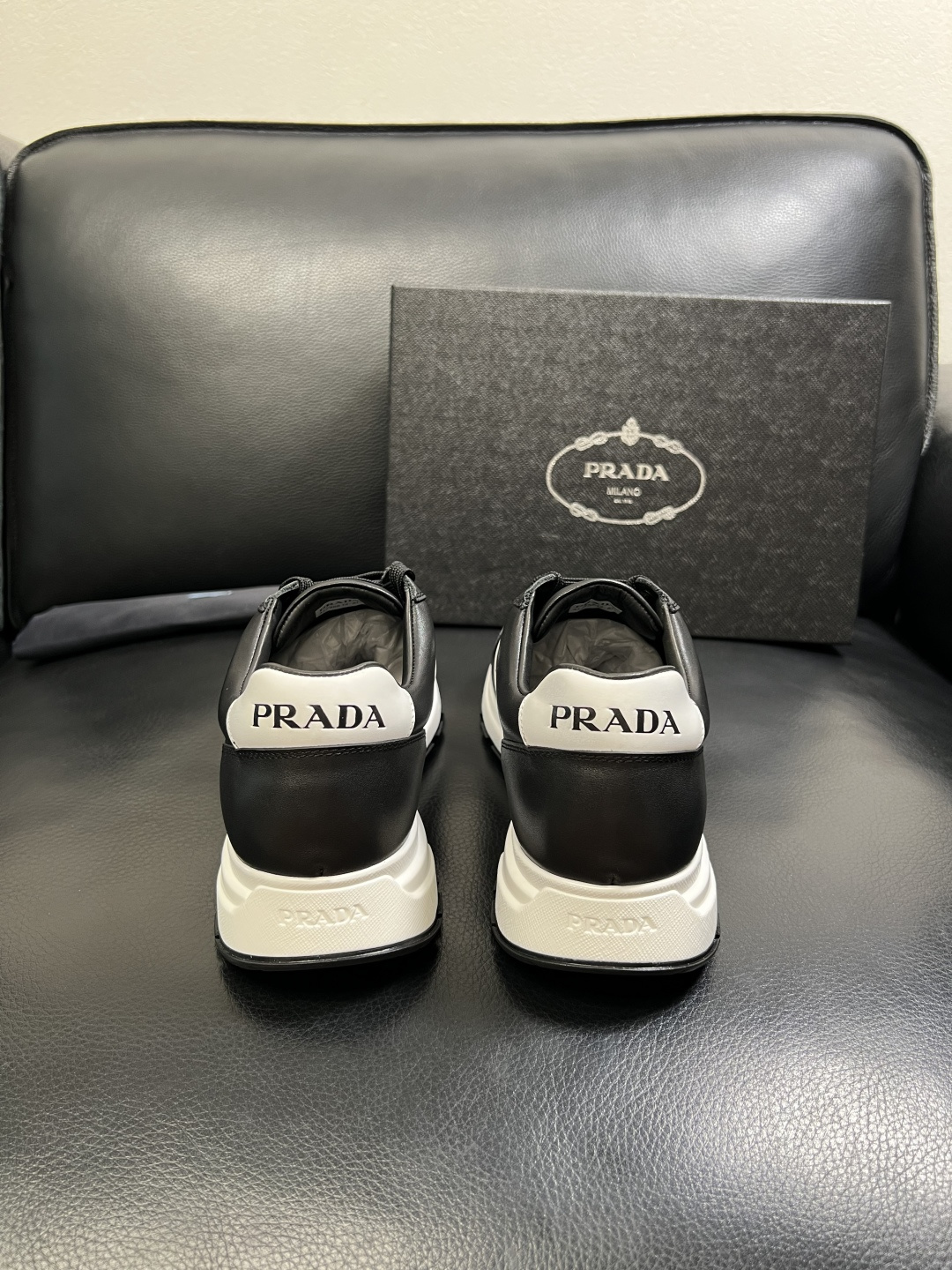 PRADA 高品质 顶级工艺品 普拉达 专柜同步 原厂配置，意大利进口原版牛皮面料，透气舒适进口水染牛里