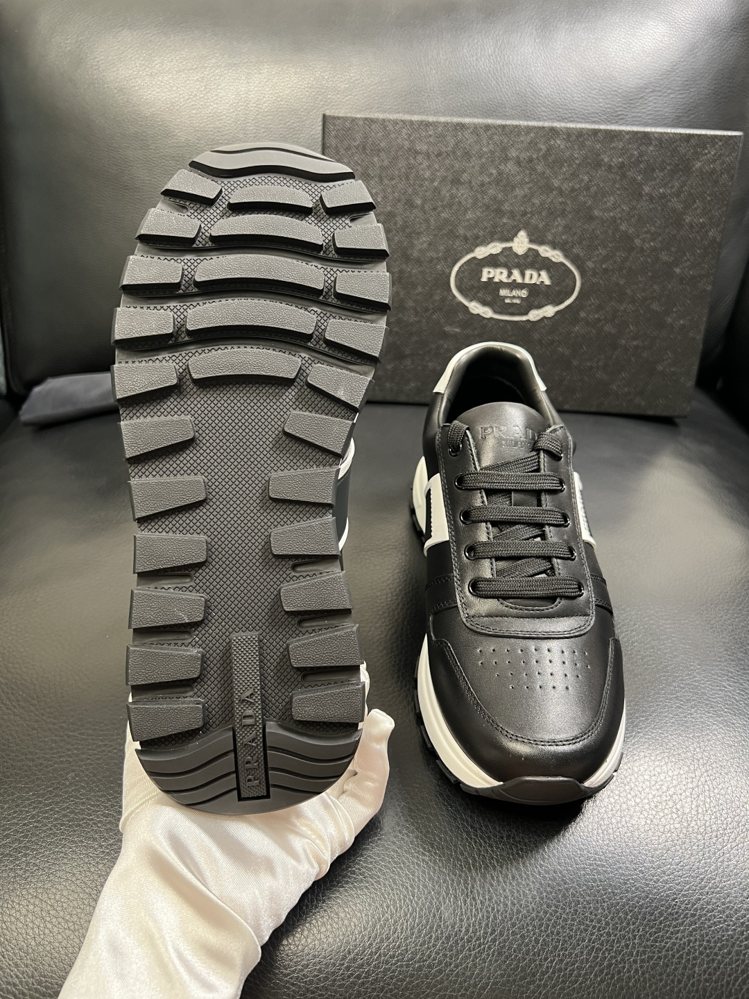 PRADA 高品质 顶级工艺品 普拉达 专柜同步 原厂配置，意大利进口原版牛皮面料，透气舒适进口水染牛里