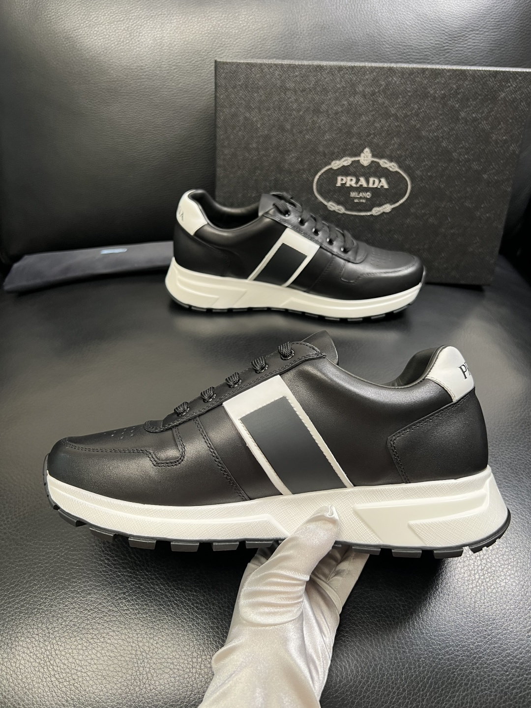 PRADA 高品质 顶级工艺品 普拉达 专柜同步 原厂配置，意大利进口原版牛皮面料，透气舒适进口水染牛里