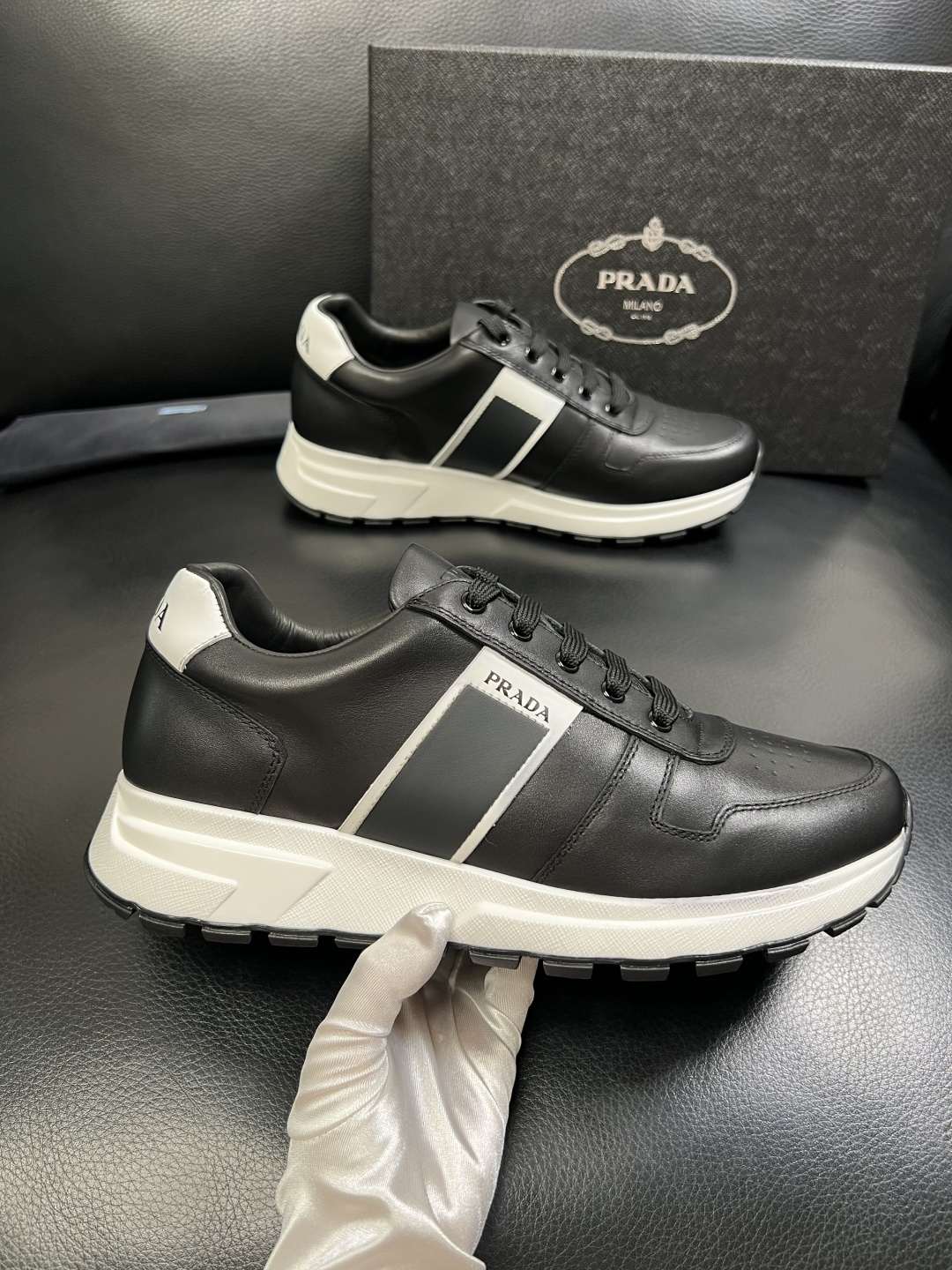 PRADA 高品质 顶级工艺品 普拉达 专柜同步 原厂配置，意大利进口原版牛皮面料，透气舒适进口水染牛里