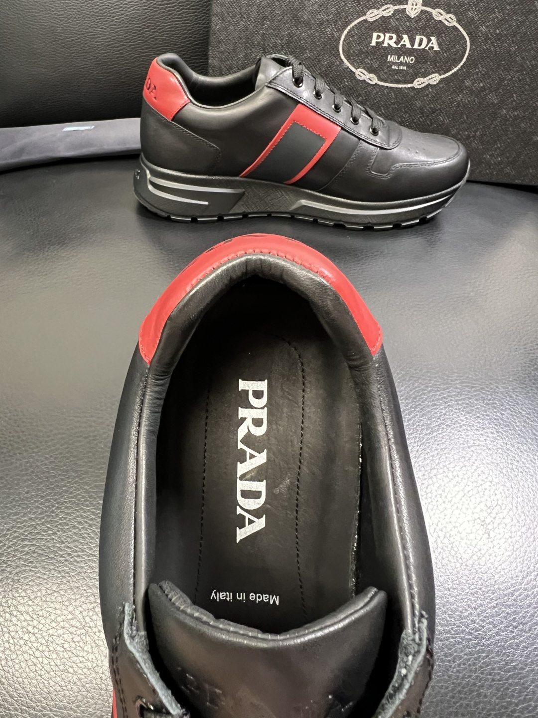 PRADA 高品质 顶级工艺品 普拉达 专柜同步 原厂配置，意大利进口原版牛皮面料，透气舒适进口水染牛里