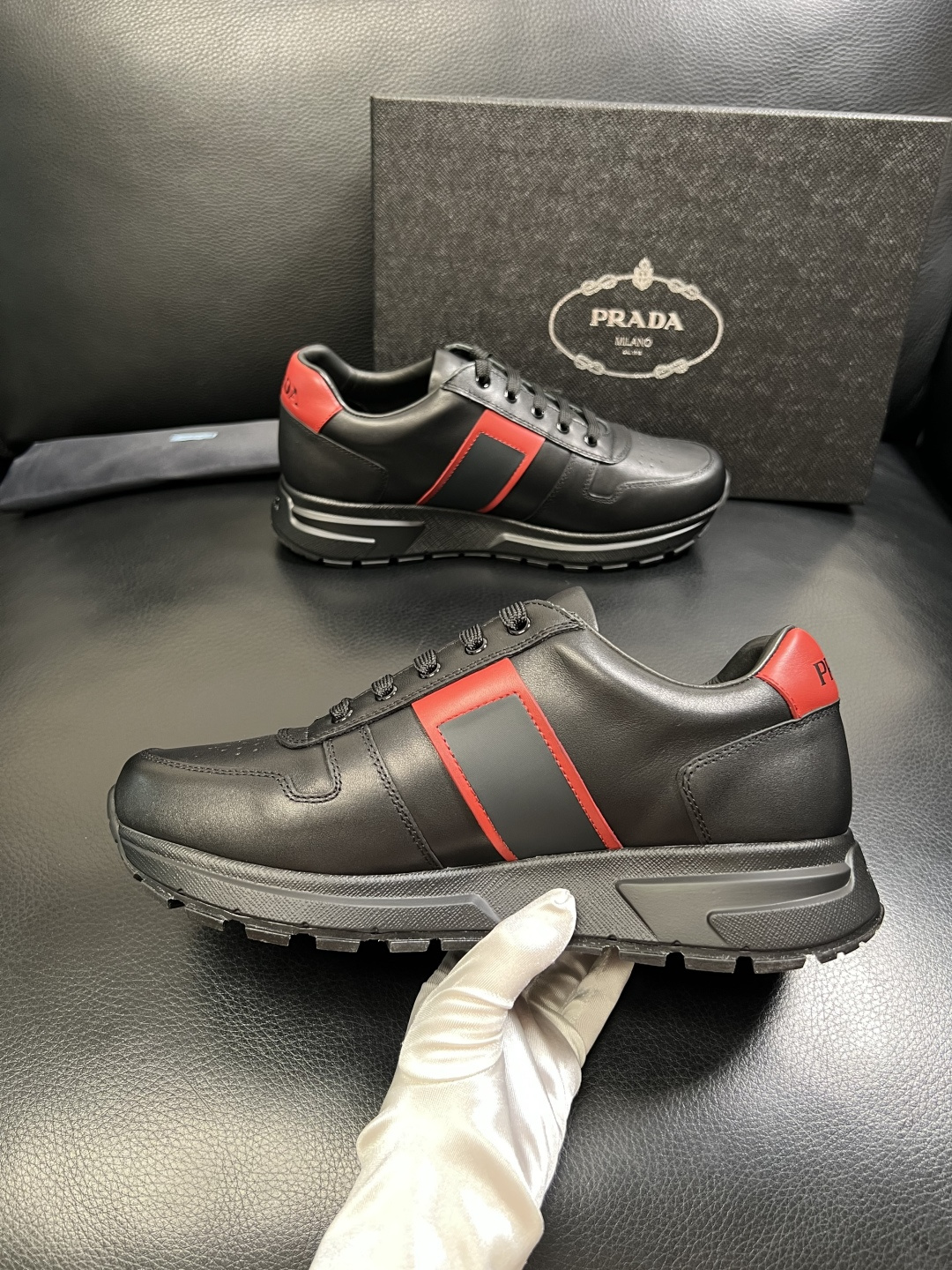 PRADA 高品质 顶级工艺品 普拉达 专柜同步 原厂配置，意大利进口原版牛皮面料，透气舒适进口水染牛里