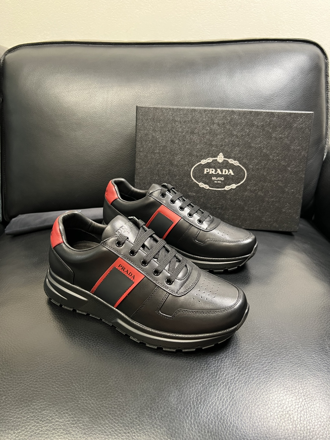 PRADA 高品质 顶级工艺品 普拉达 专柜同步 原厂配置，意大利进口原版牛皮面料，透气舒适进口水染牛里
