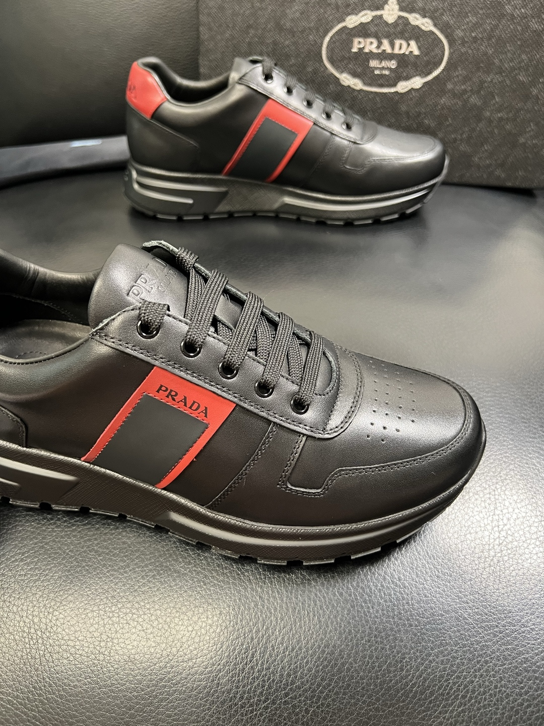 PRADA 高品质 顶级工艺品 普拉达 专柜同步 原厂配置，意大利进口原版牛皮面料，透气舒适进口水染牛里