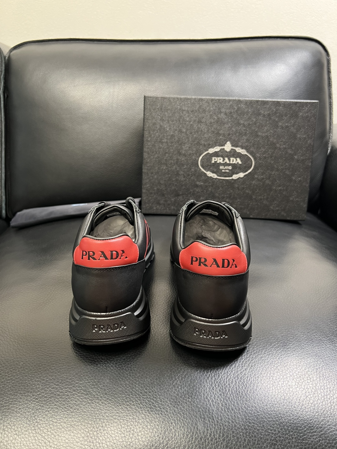 PRADA 高品质 顶级工艺品 普拉达 专柜同步 原厂配置，意大利进口原版牛皮面料，透气舒适进口水染牛里
