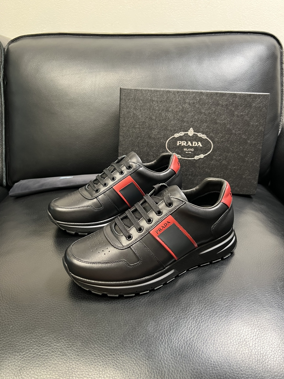 PRADA 高品质 顶级工艺品 普拉达 专柜同步 原厂配置，意大利进口原版牛皮面料，透气舒适进口水染牛里