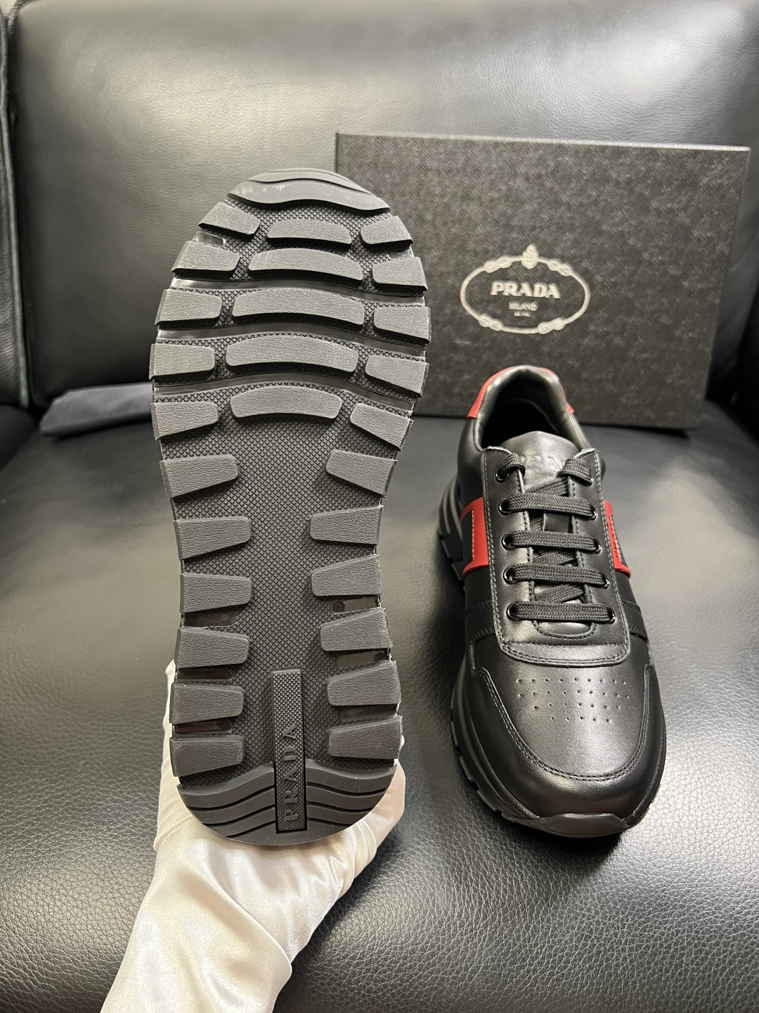 PRADA 高品质 顶级工艺品 普拉达 专柜同步 原厂配置，意大利进口原版牛皮面料，透气舒适进口水染牛里