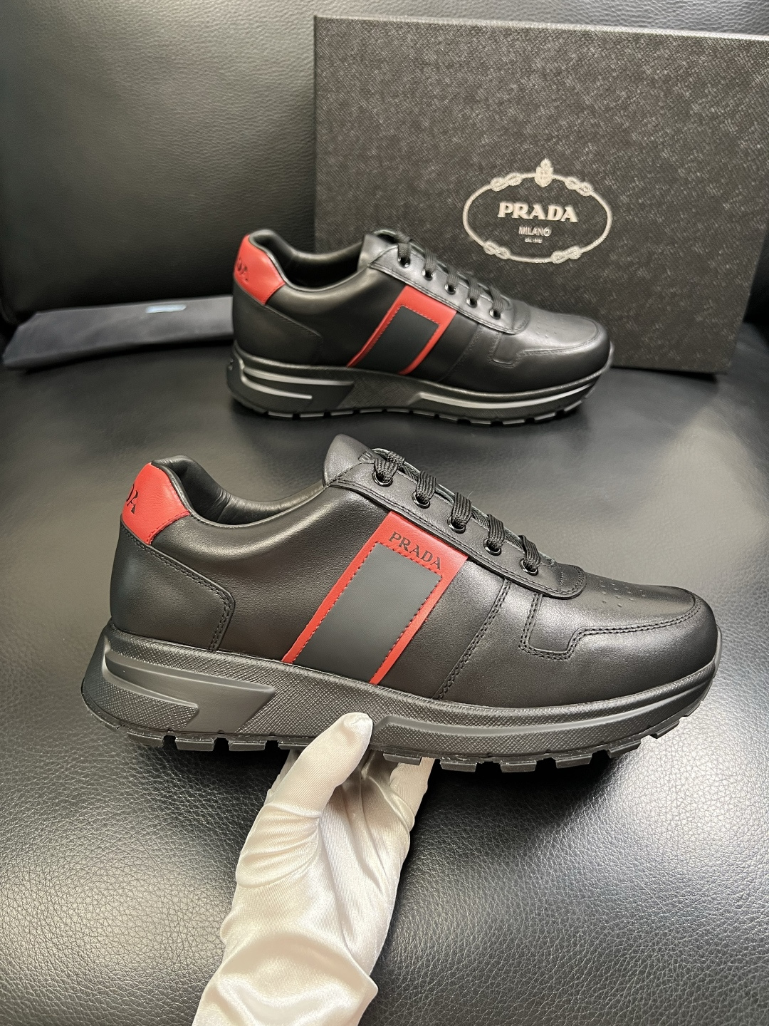 PRADA 高品质 顶级工艺品 普拉达 专柜同步 原厂配置，意大利进口原版牛皮面料，透气舒适进口水染牛里