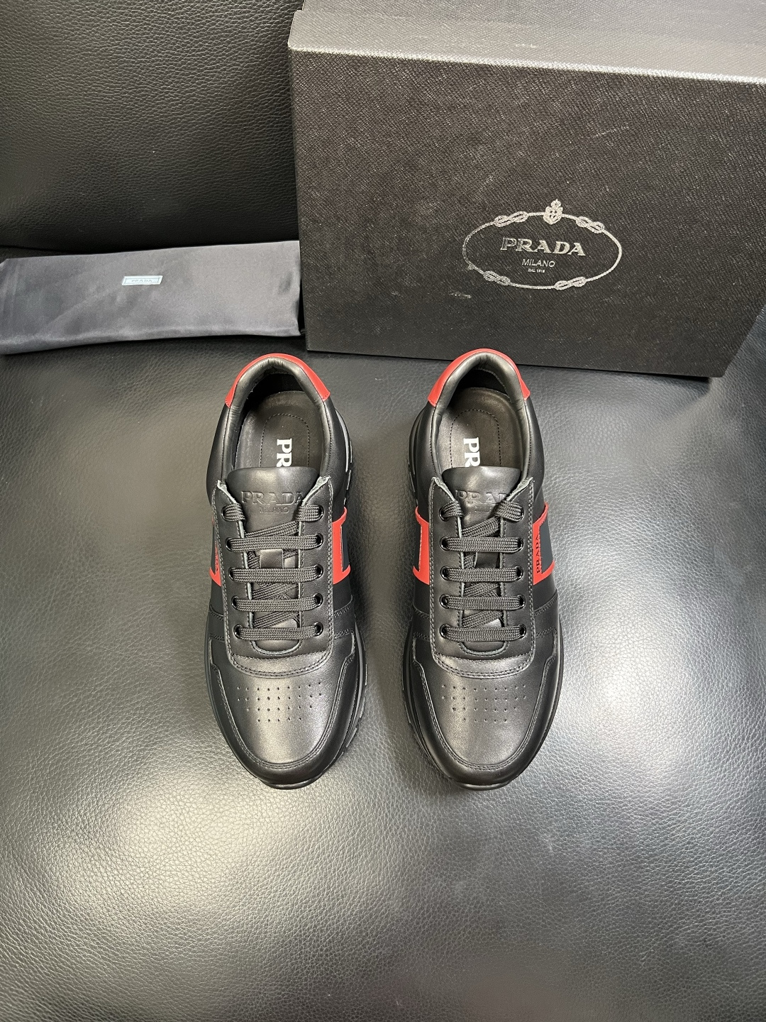 PRADA 高品质 顶级工艺品 普拉达 专柜同步 原厂配置，意大利进口原版牛皮面料，透气舒适进口水染牛里