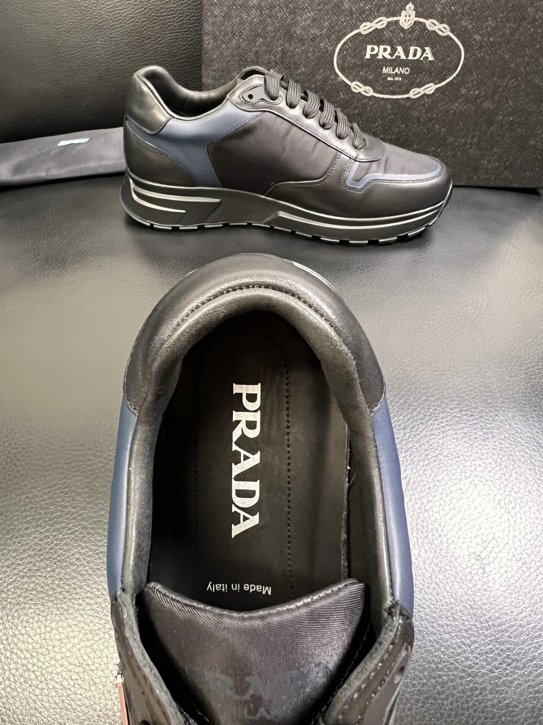 PRADA 高品质 顶级工艺品 普拉达 专柜同步 原厂配置，意大利进口原版牛皮面料，透气舒适进口水染牛里
