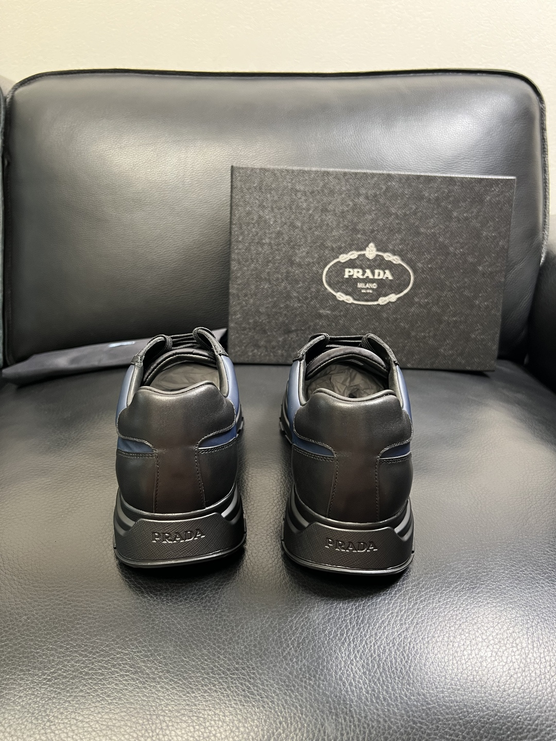 PRADA 高品质 顶级工艺品 普拉达 专柜同步 原厂配置，意大利进口原版牛皮面料，透气舒适进口水染牛里