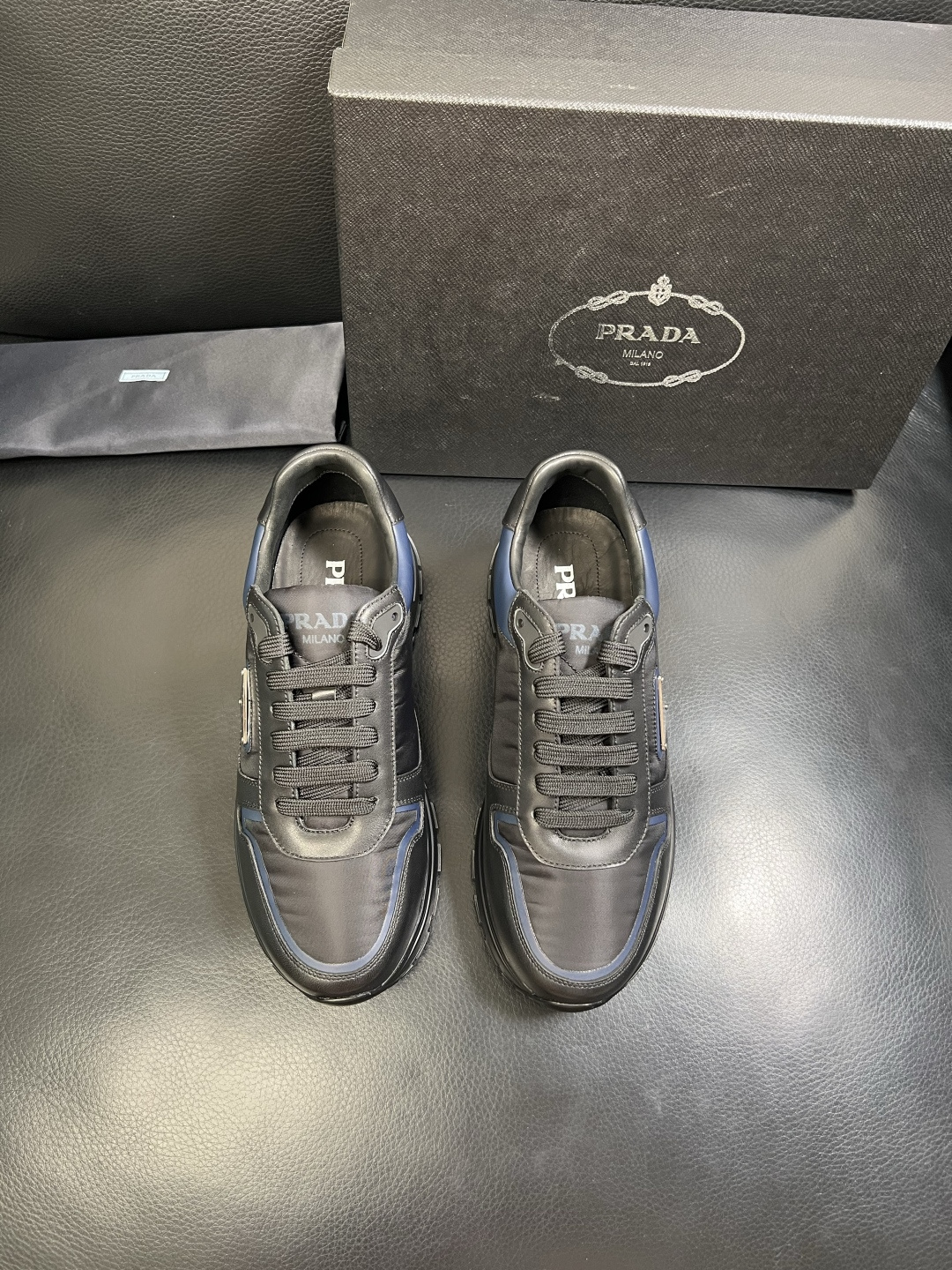 PRADA 高品质 顶级工艺品 普拉达 专柜同步 原厂配置，意大利进口原版牛皮面料，透气舒适进口水染牛里