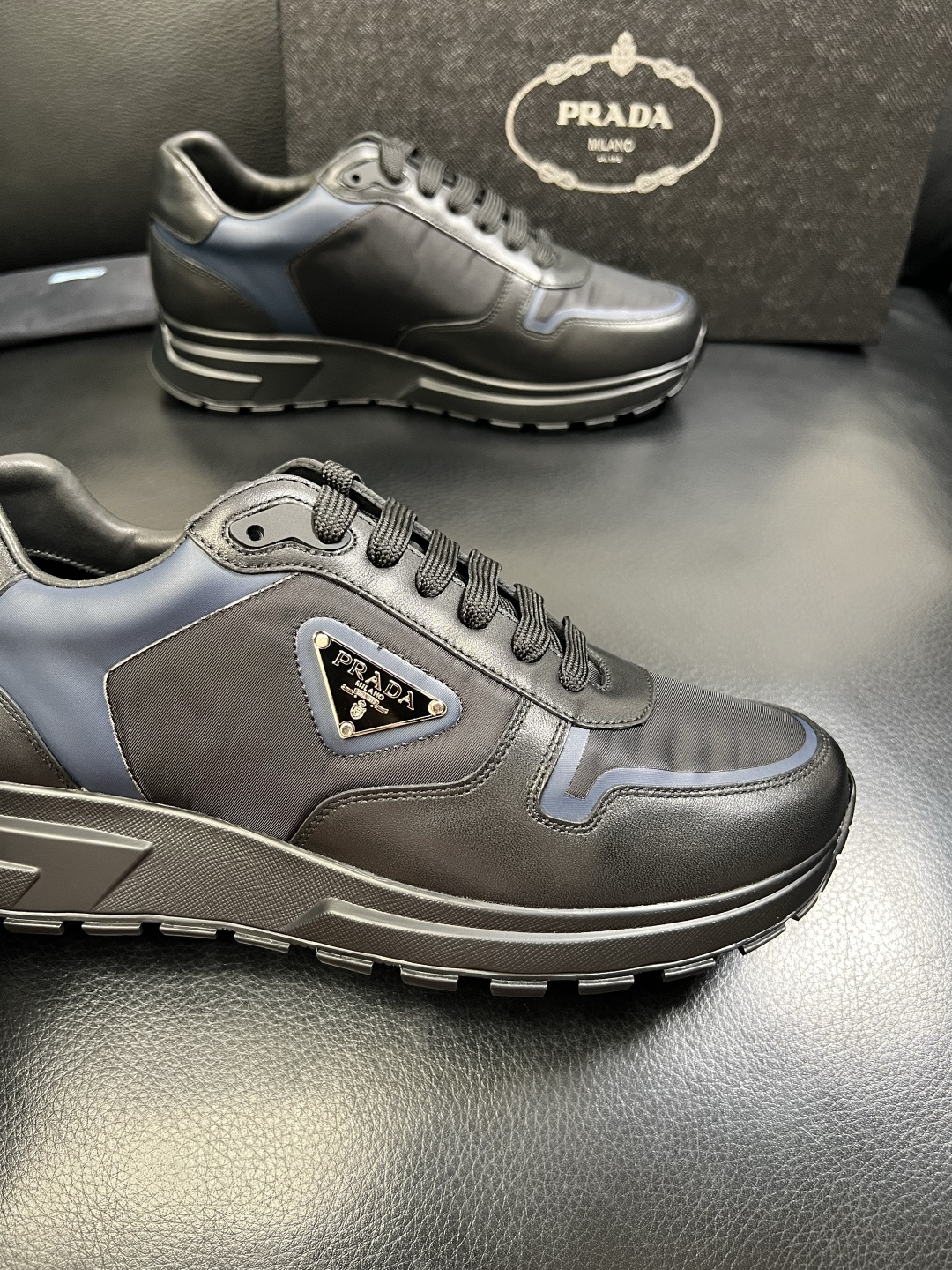 PRADA 高品质 顶级工艺品 普拉达 专柜同步 原厂配置，意大利进口原版牛皮面料，透气舒适进口水染牛里