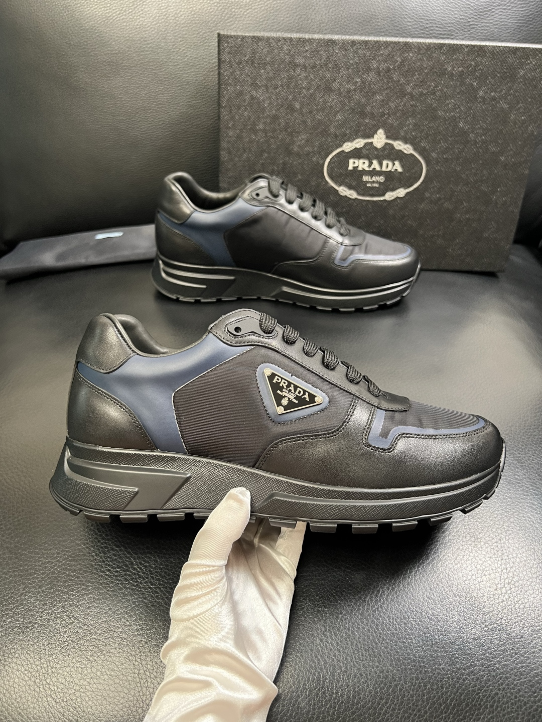 PRADA 高品质 顶级工艺品 普拉达 专柜同步 原厂配置，意大利进口原版牛皮面料，透气舒适进口水染牛里