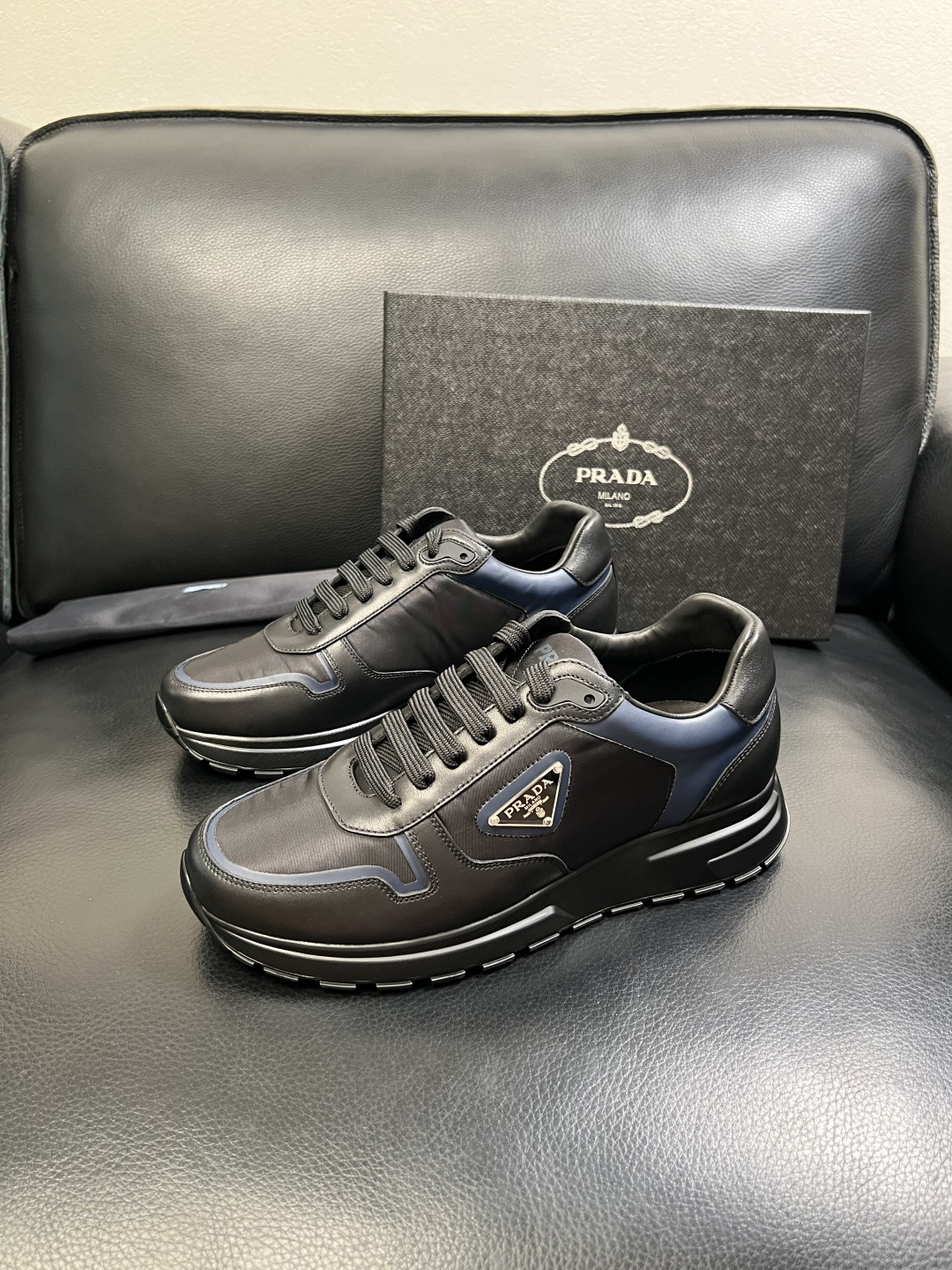 PRADA 高品质 顶级工艺品 普拉达 专柜同步 原厂配置，意大利进口原版牛皮面料，透气舒适进口水染牛里
