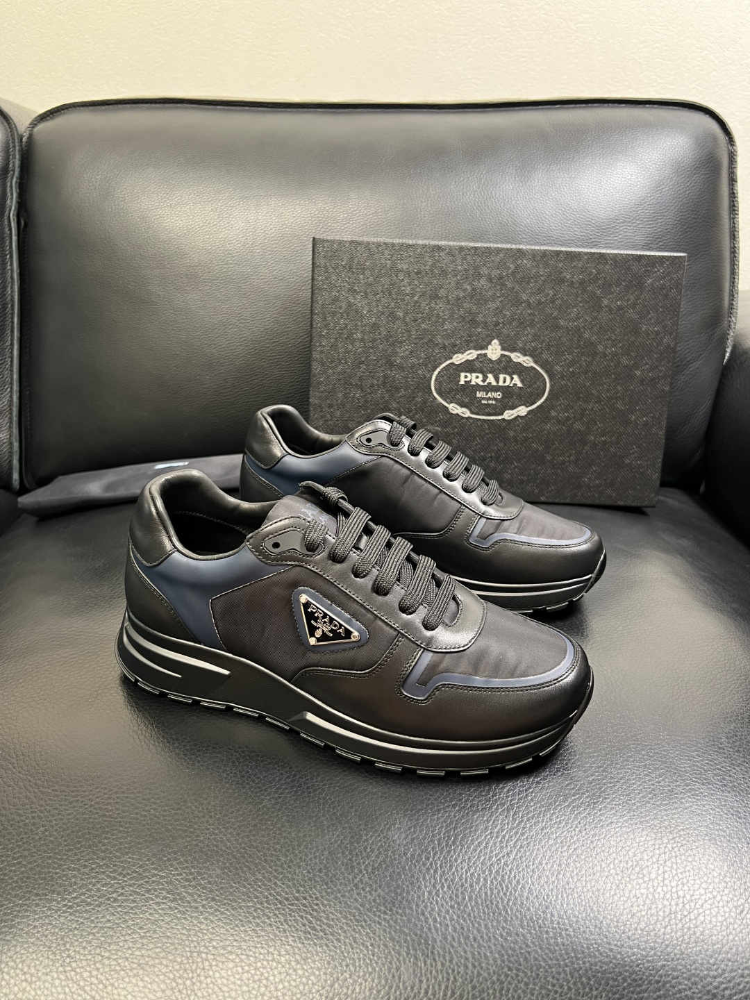PRADA 高品质 顶级工艺品 普拉达 专柜同步 原厂配置，意大利进口原版牛皮面料，透气舒适进口水染牛里