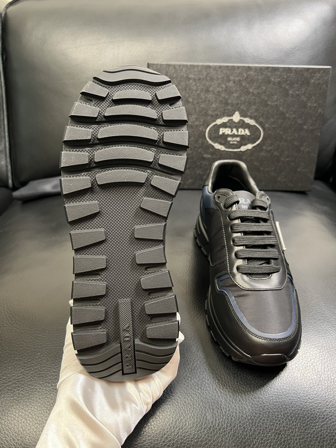PRADA 高品质 顶级工艺品 普拉达 专柜同步 原厂配置，意大利进口原版牛皮面料，透气舒适进口水染牛里